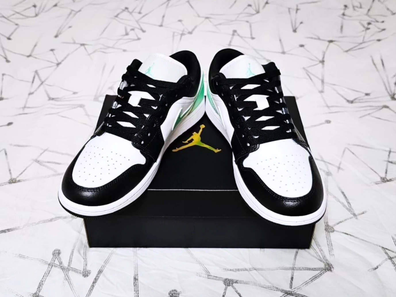 Jordan 1 Low White Green Glow 착용 스타일 - 3