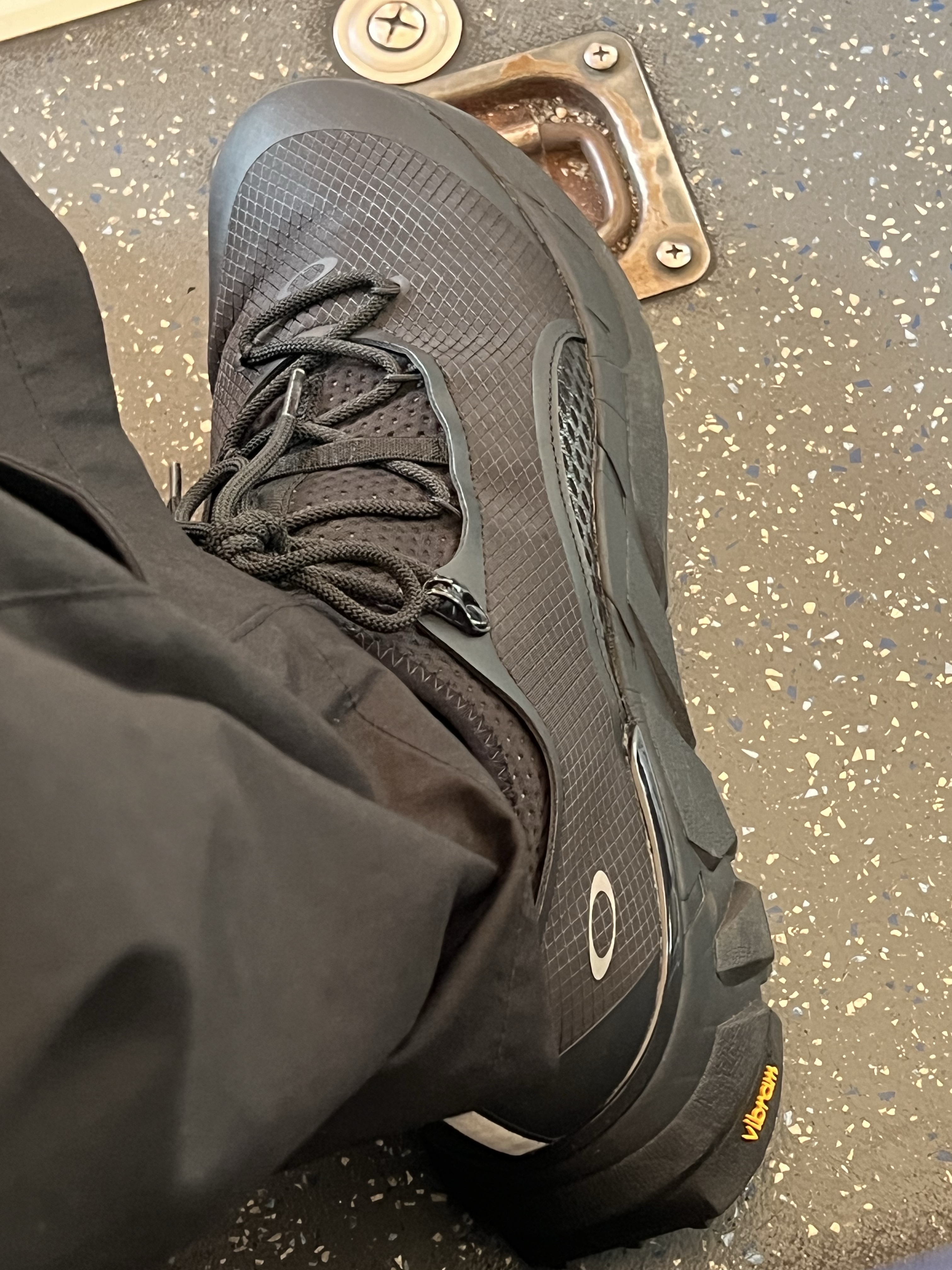 Oakley Light Shield Triple Black 착용 스타일