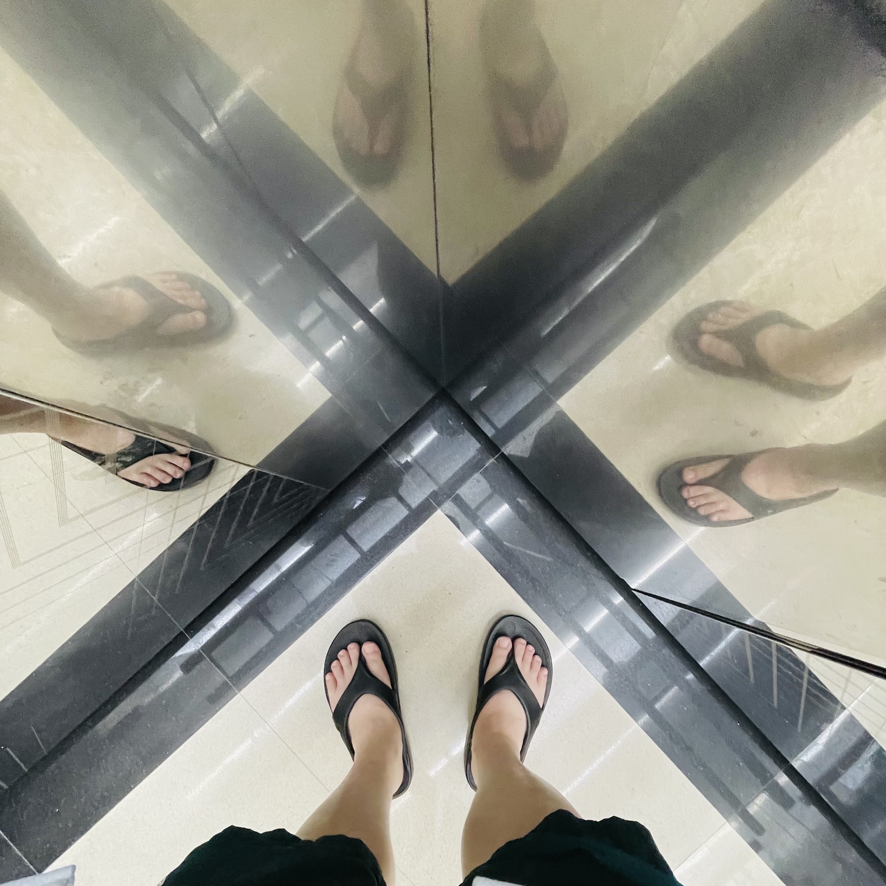 Oofos OOriginal Black 착용 스타일