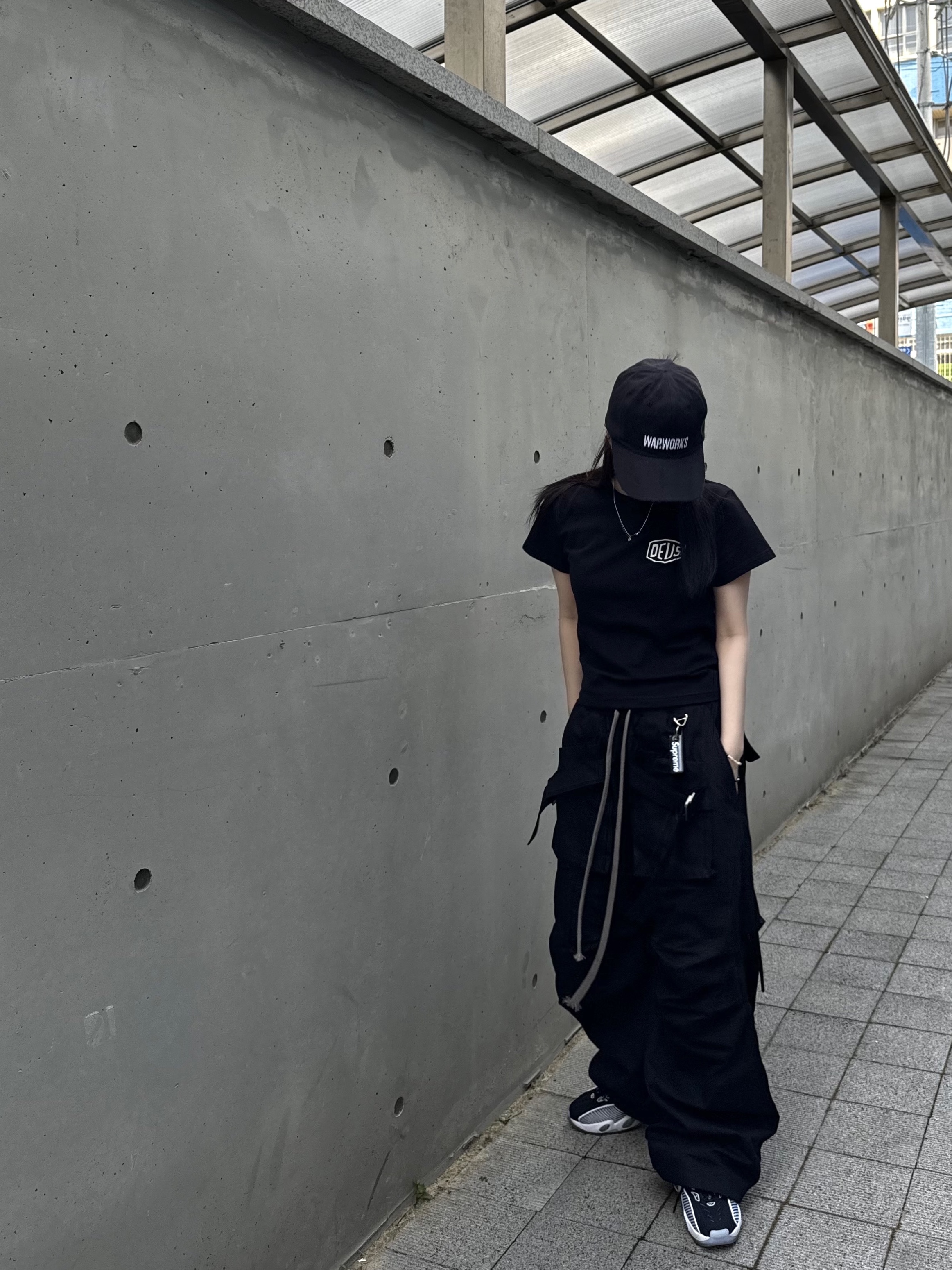 (Kids) Deus Ex Machina College Seoul T-Shirt Black, Supreme Floating Keychain Black - 23FW 착용 스타일 - 1