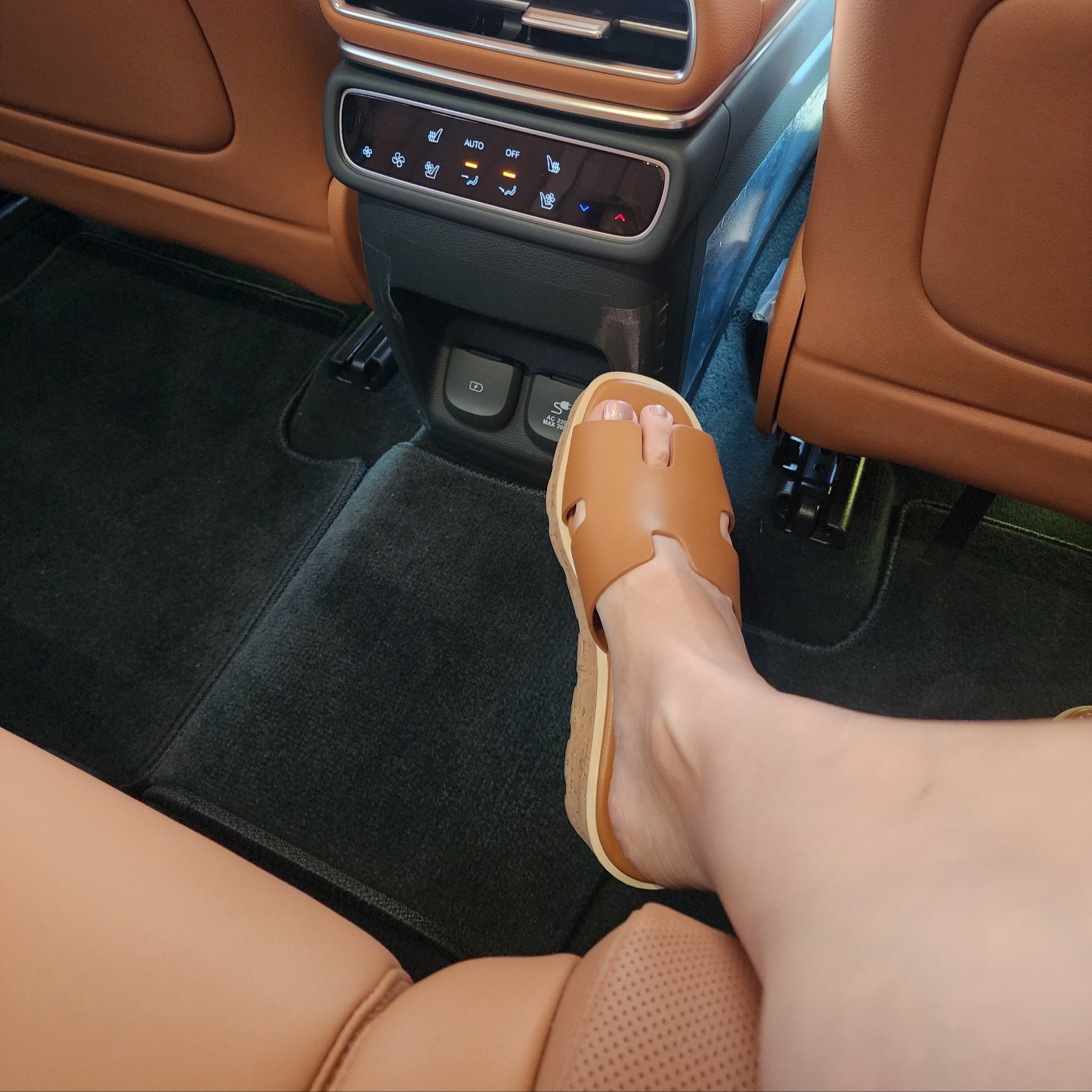 (W) Hermes Eze 30 Sandal Calfskin & Naturel 착용 스타일 - 3