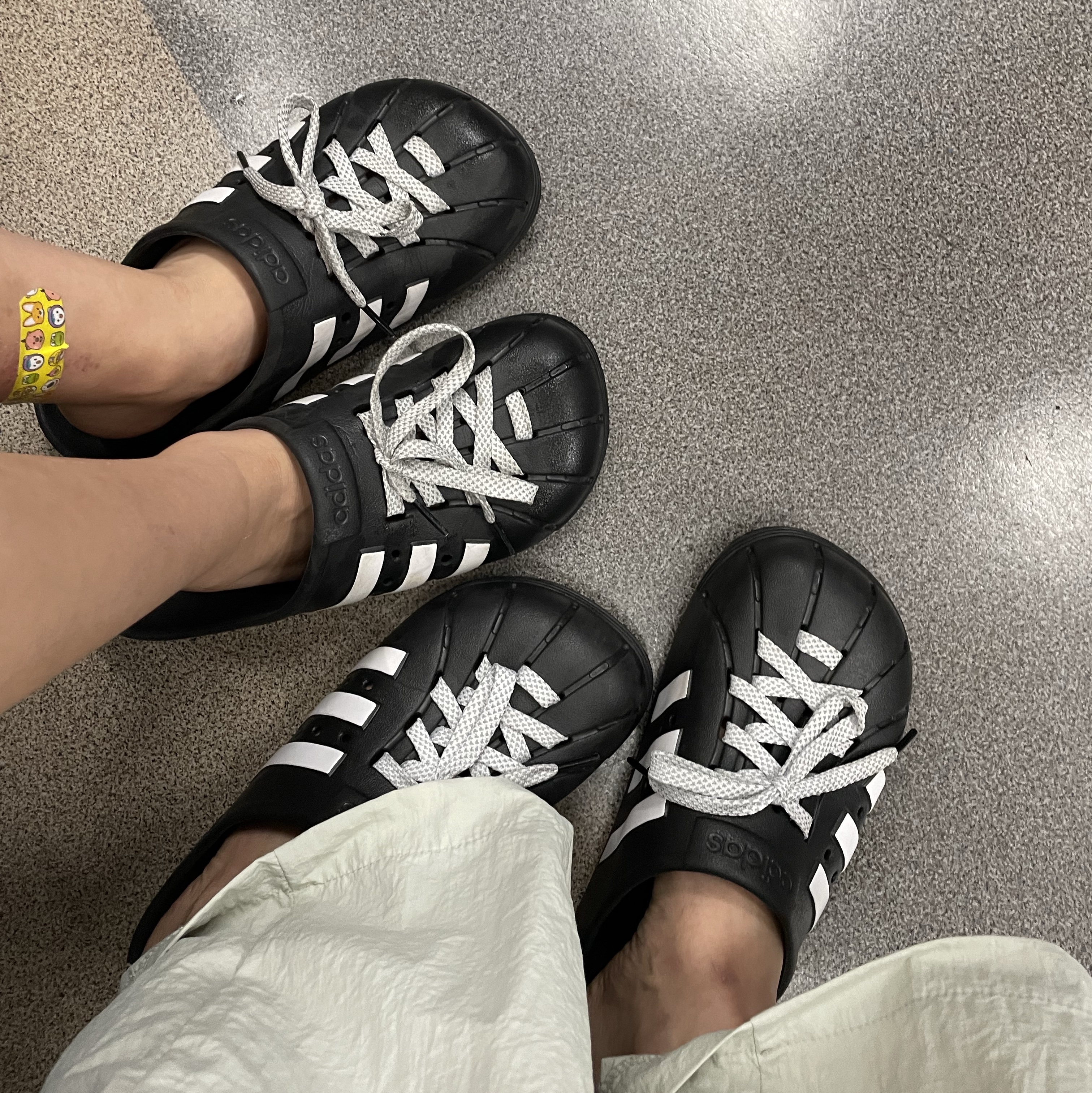 Adidas Adilette Clog Black White 착용 스타일