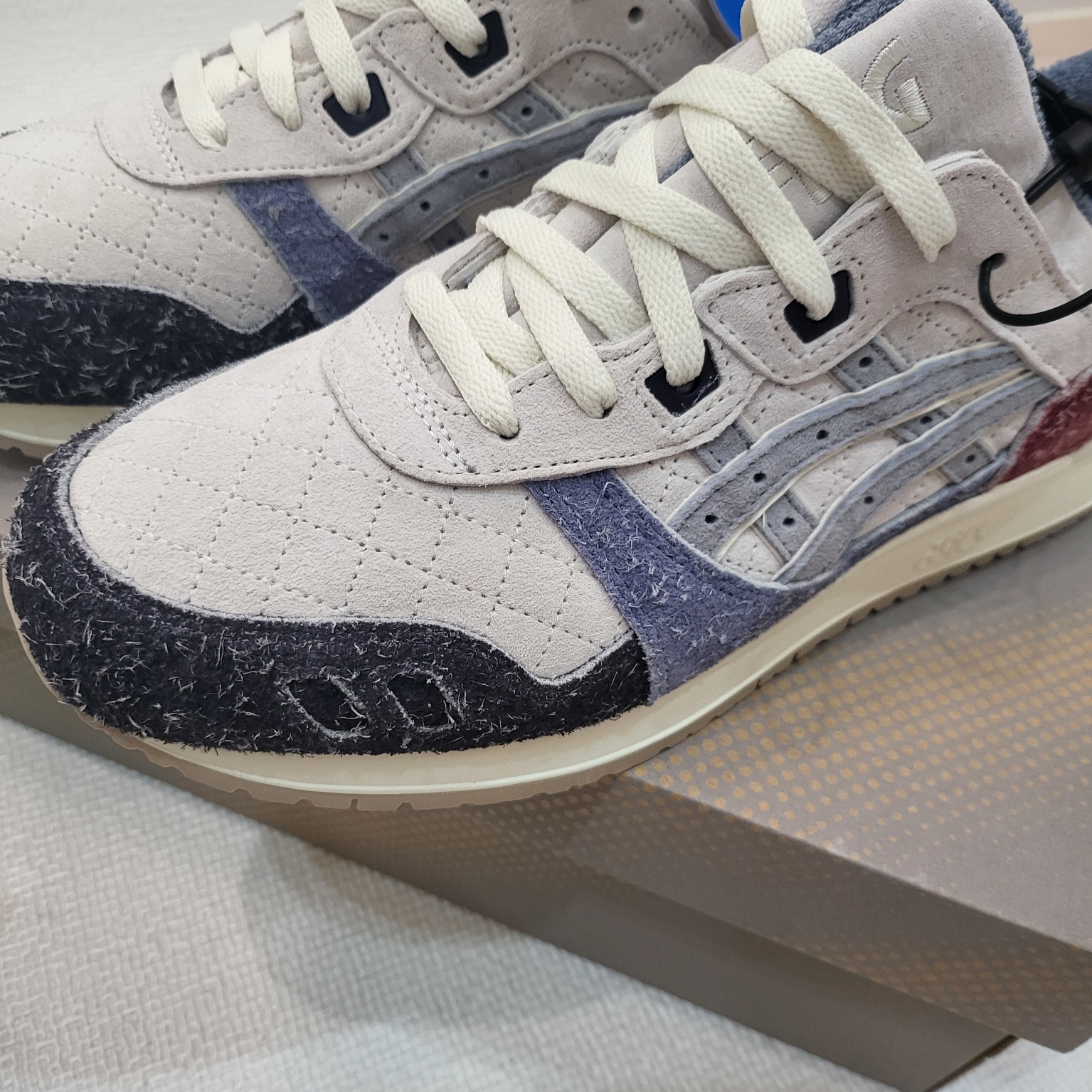 Asics x Kith Gel-Lyte III Remastered Seoul Cream, Adidas x Sporty & Rich Spezial Handball Auburn Cream White 착용 스타일 - 1