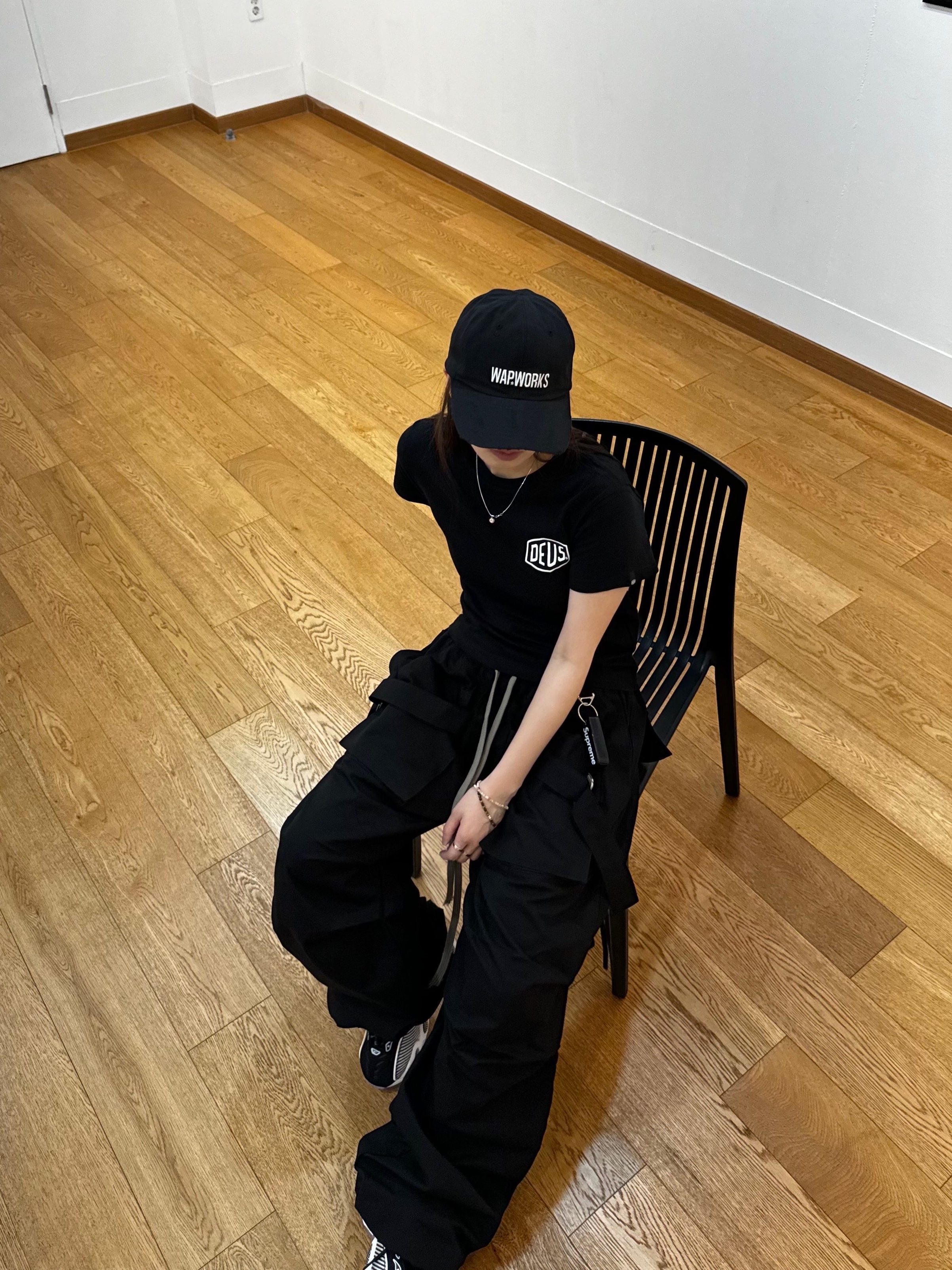 (Kids) Deus Ex Machina College Seoul T-Shirt Black, Supreme Floating Keychain Black - 23FW 착용 스타일 - 3