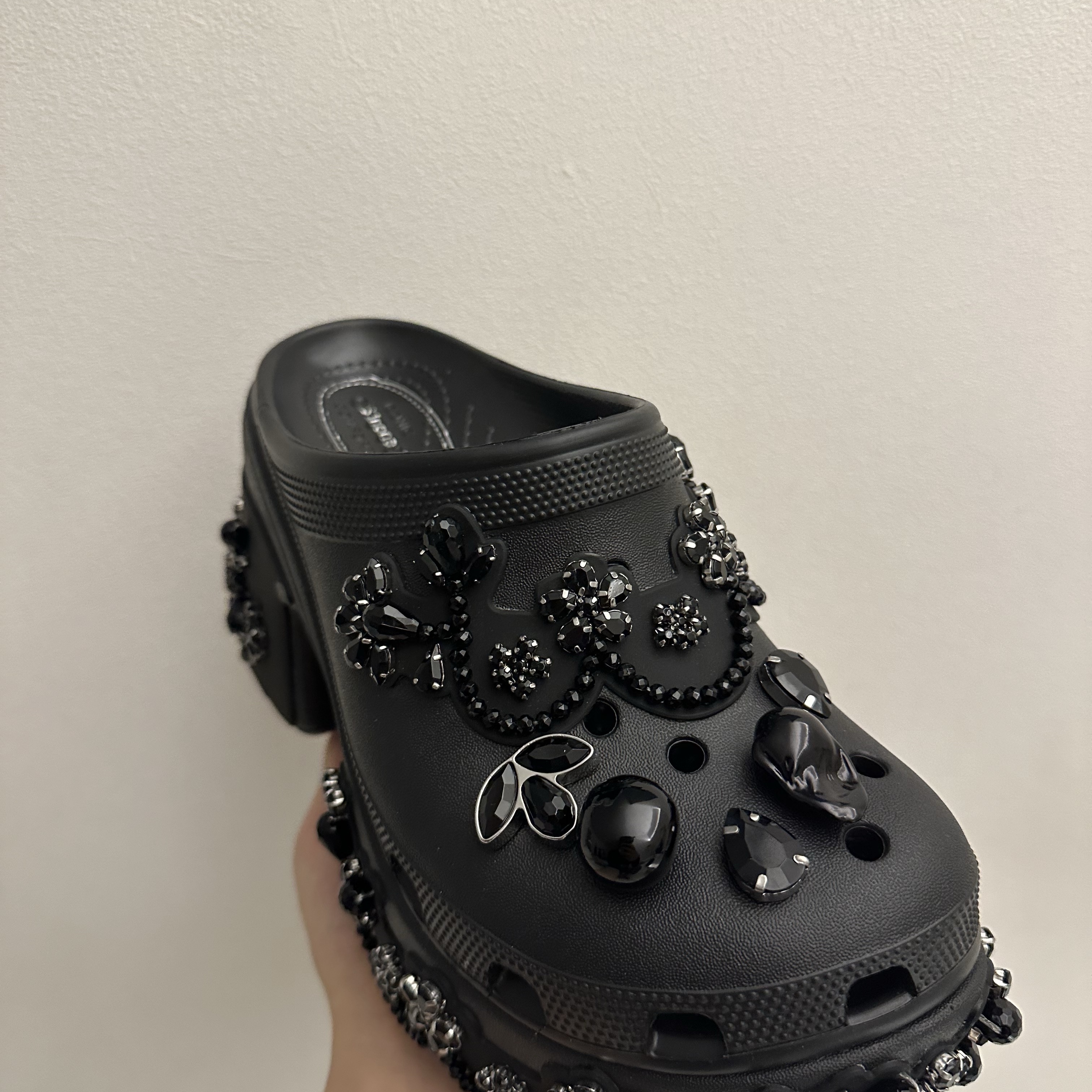 (W) Crocs x Simone Rocha Siren Clog Black 착용 스타일 - 2