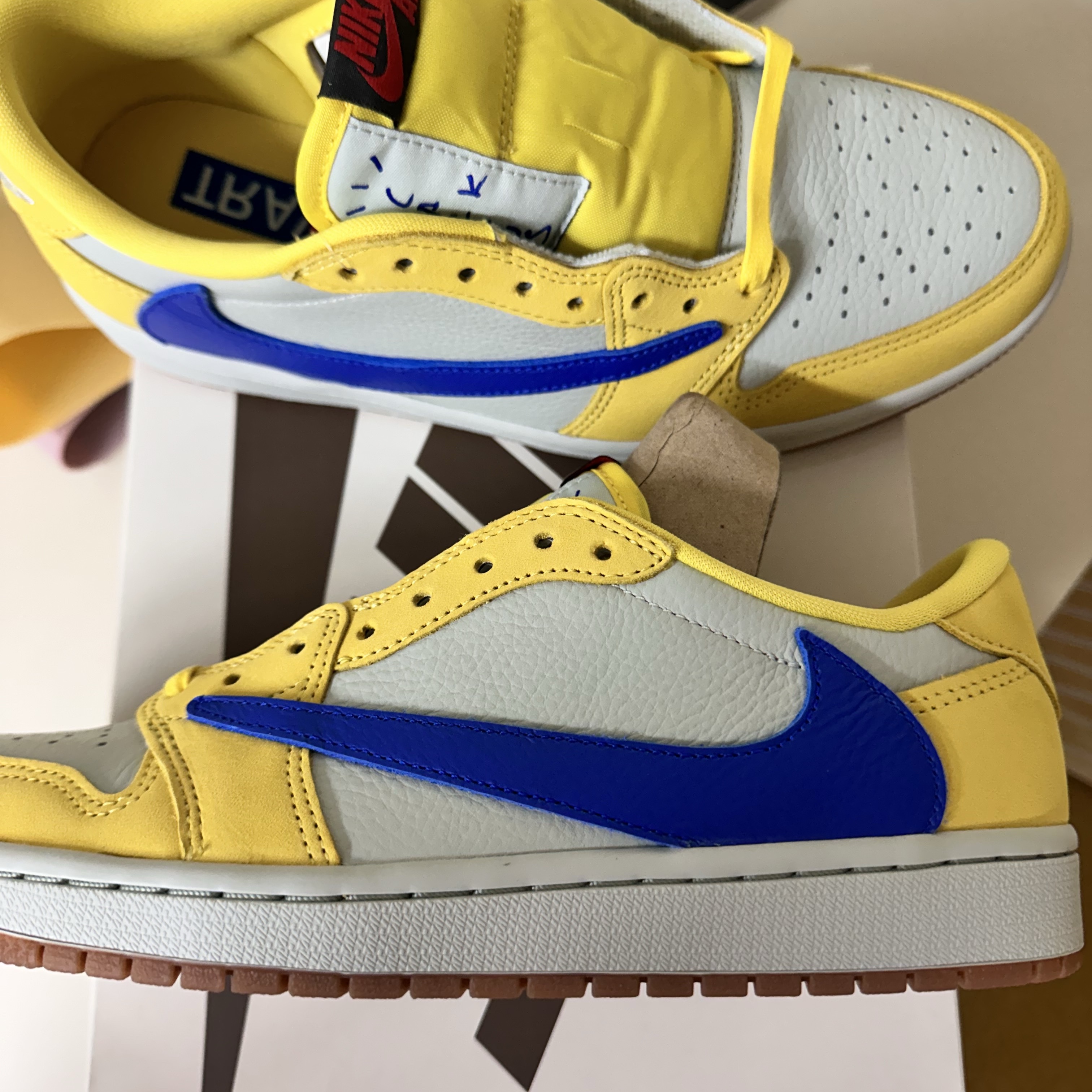 (W) Jordan 1 x Travis Scott Retro Low OG SP Canary 착용 스타일 - 1