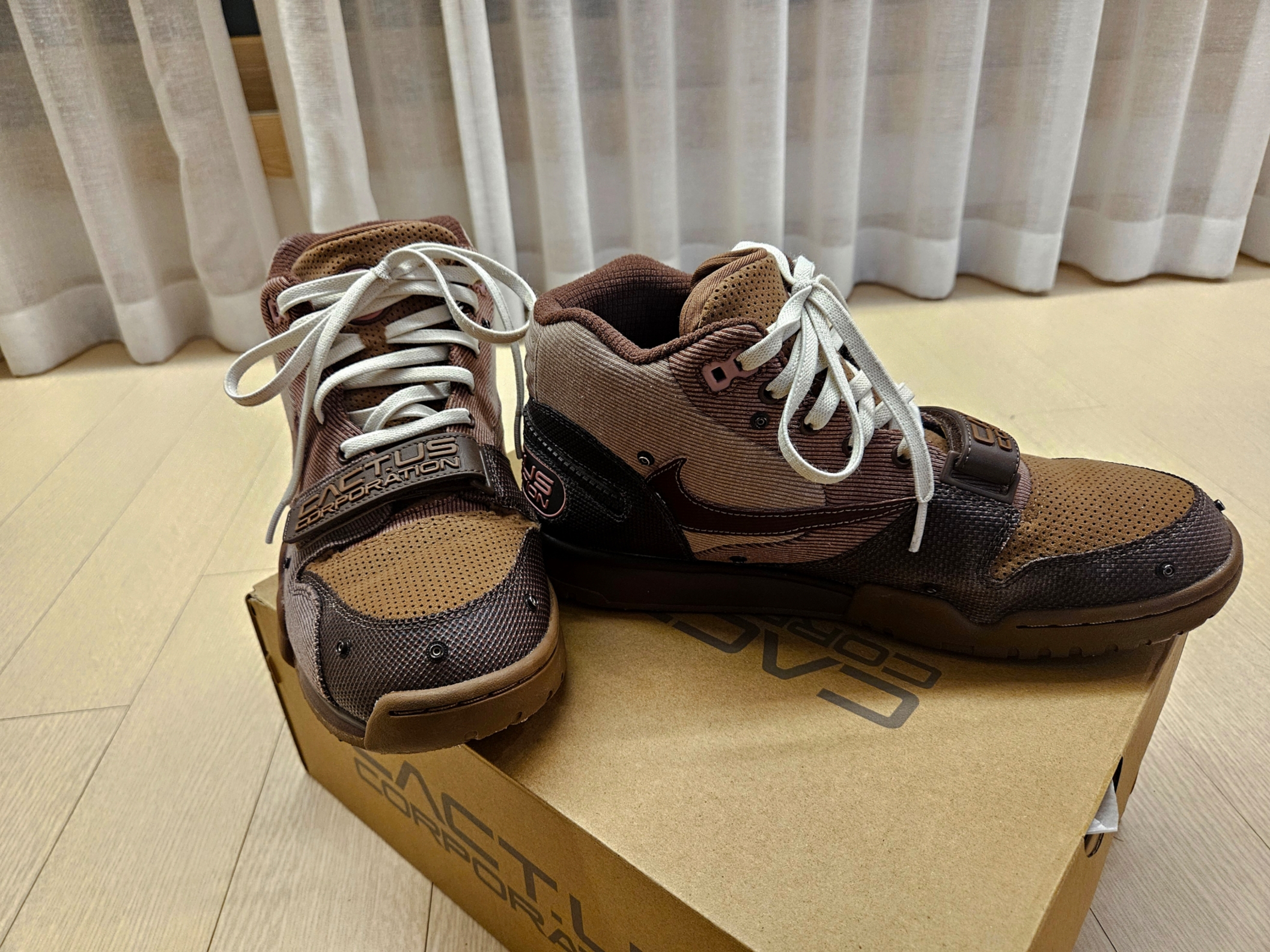 Nike x Travis Scott Air Trainer 1 Archaeo Brown and Rust Pink 착용 스타일 - 4
