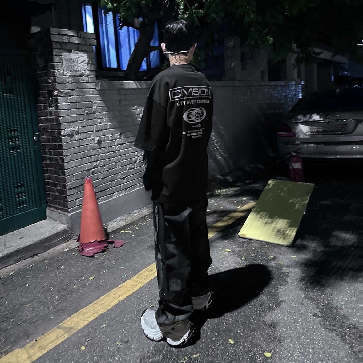 Balenciaga 10XL Sneakers White Grey Silver Black, Civision by CSC City Lives 49 T-Shirt Black 착용 스타일 - 2