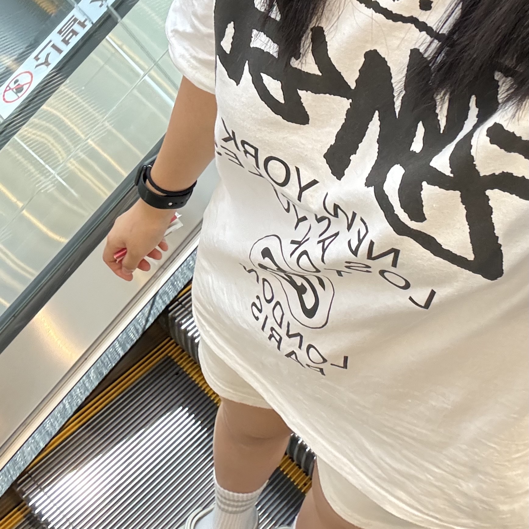 Stussy World Tour T-Shirt White 2024,2025, Nike NSW Everyday Essential Crew Socks White Game Royal (3 Pack/Korean Ver.) 착용 스타일 - 1