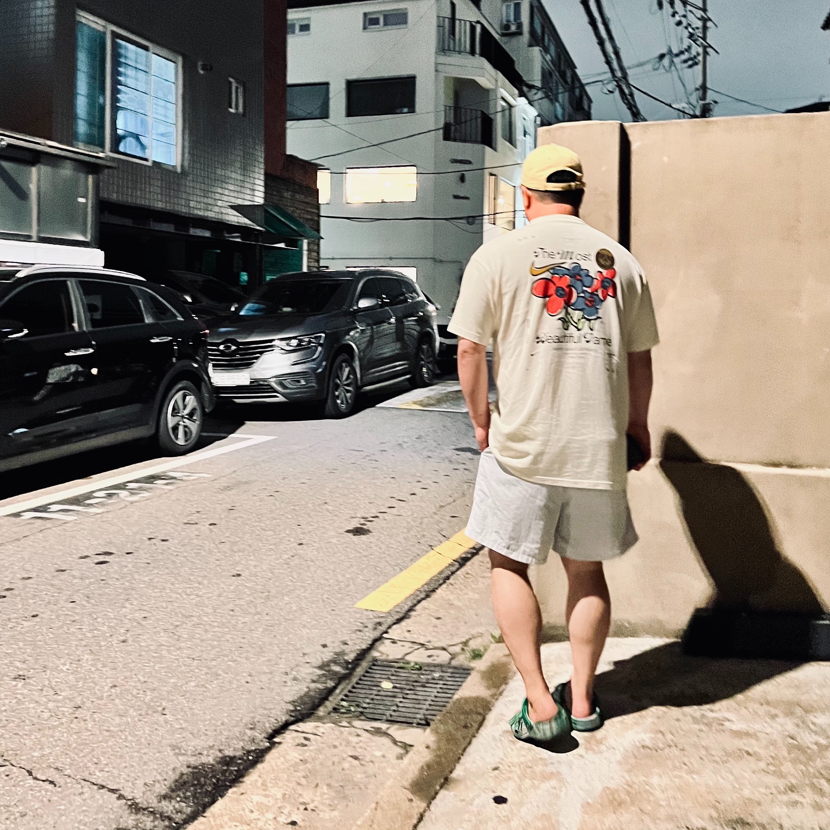 Nike Paris Saint-Germain Max90 Football T-Shirt Coconut Milk, Nike Heritage 86 Futura Washed Cap Gold 착용 스타일