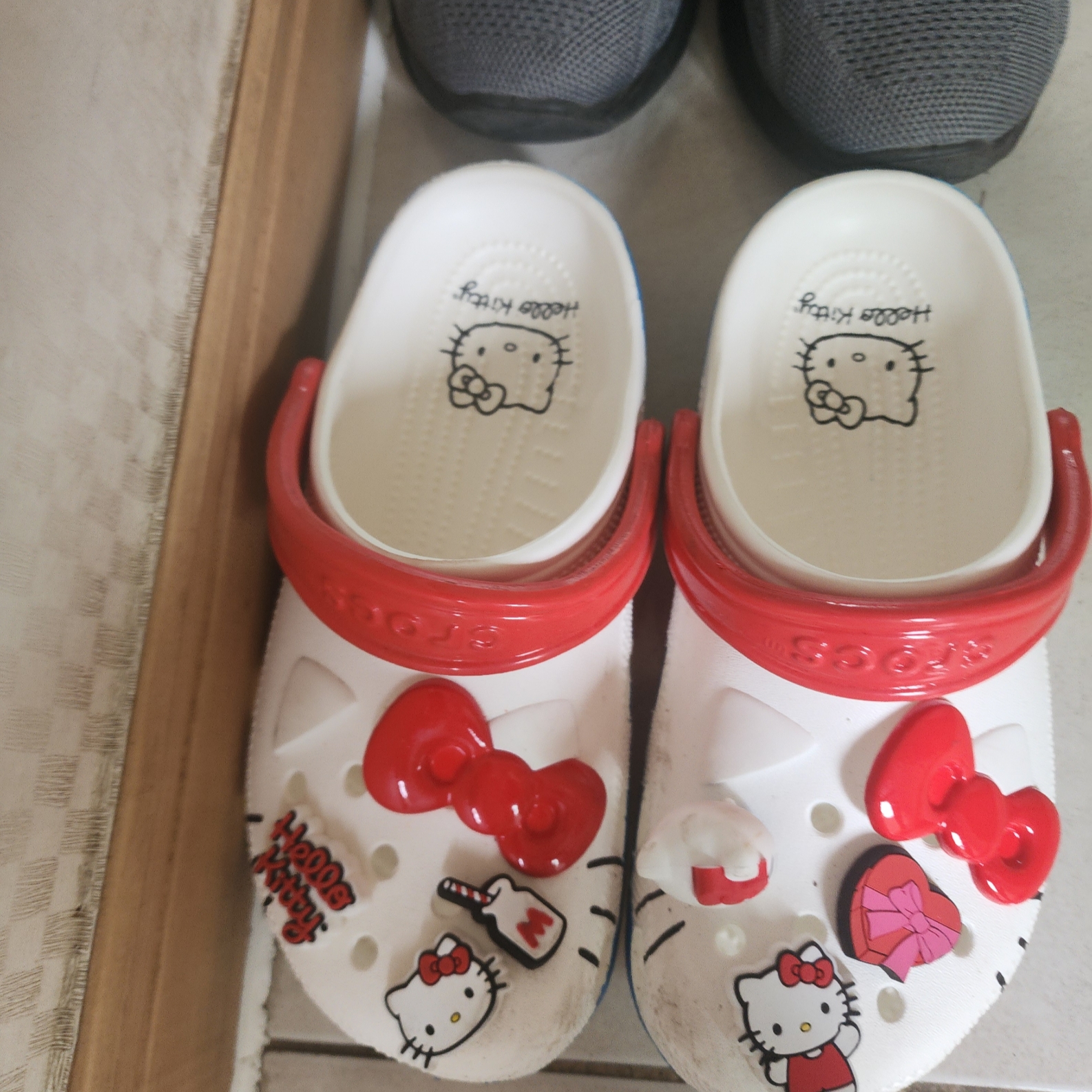 (W) Crocs x Hello Kitty Classic Clog White 착용 스타일