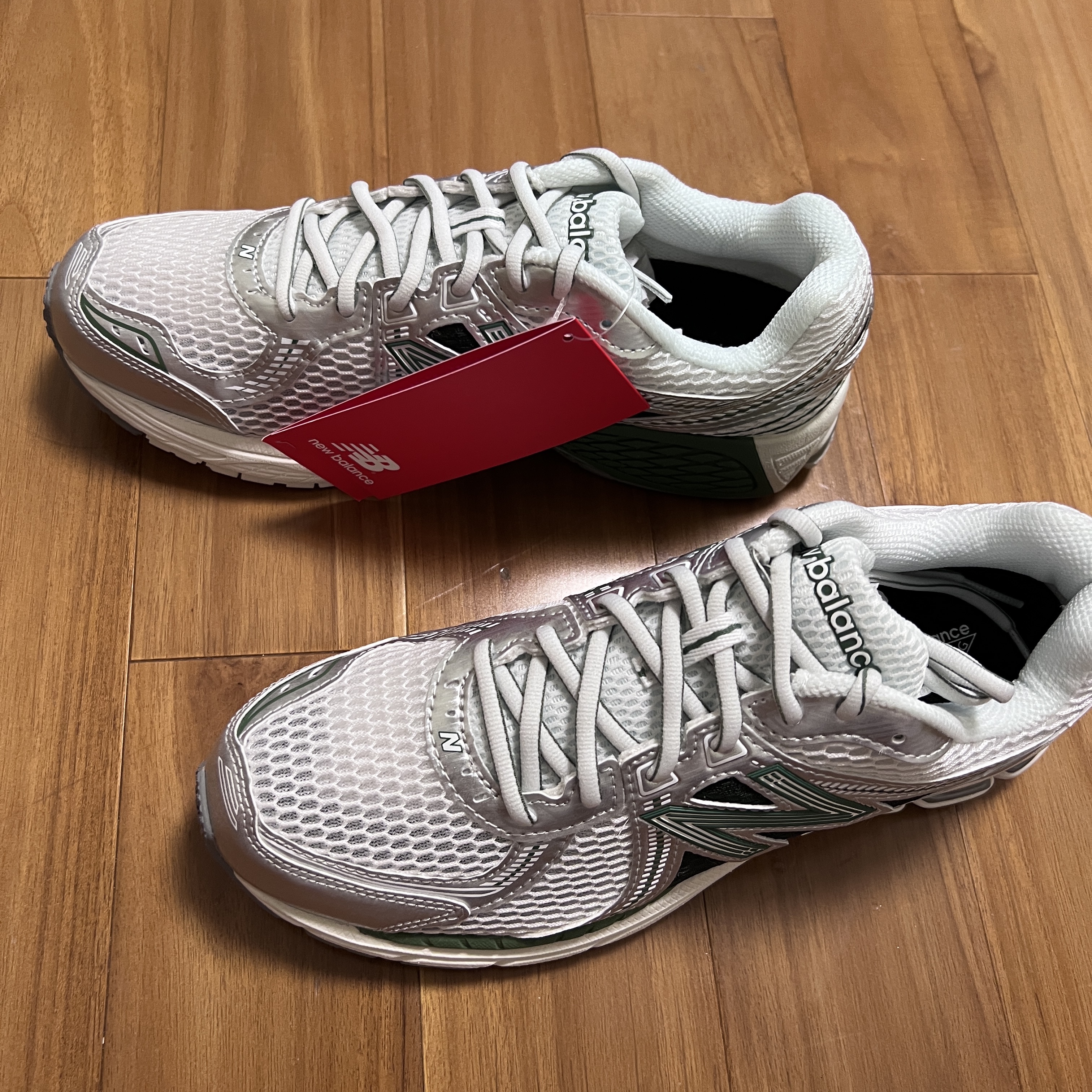 New Balance 860v2 Mallard Green Silver 착용 스타일