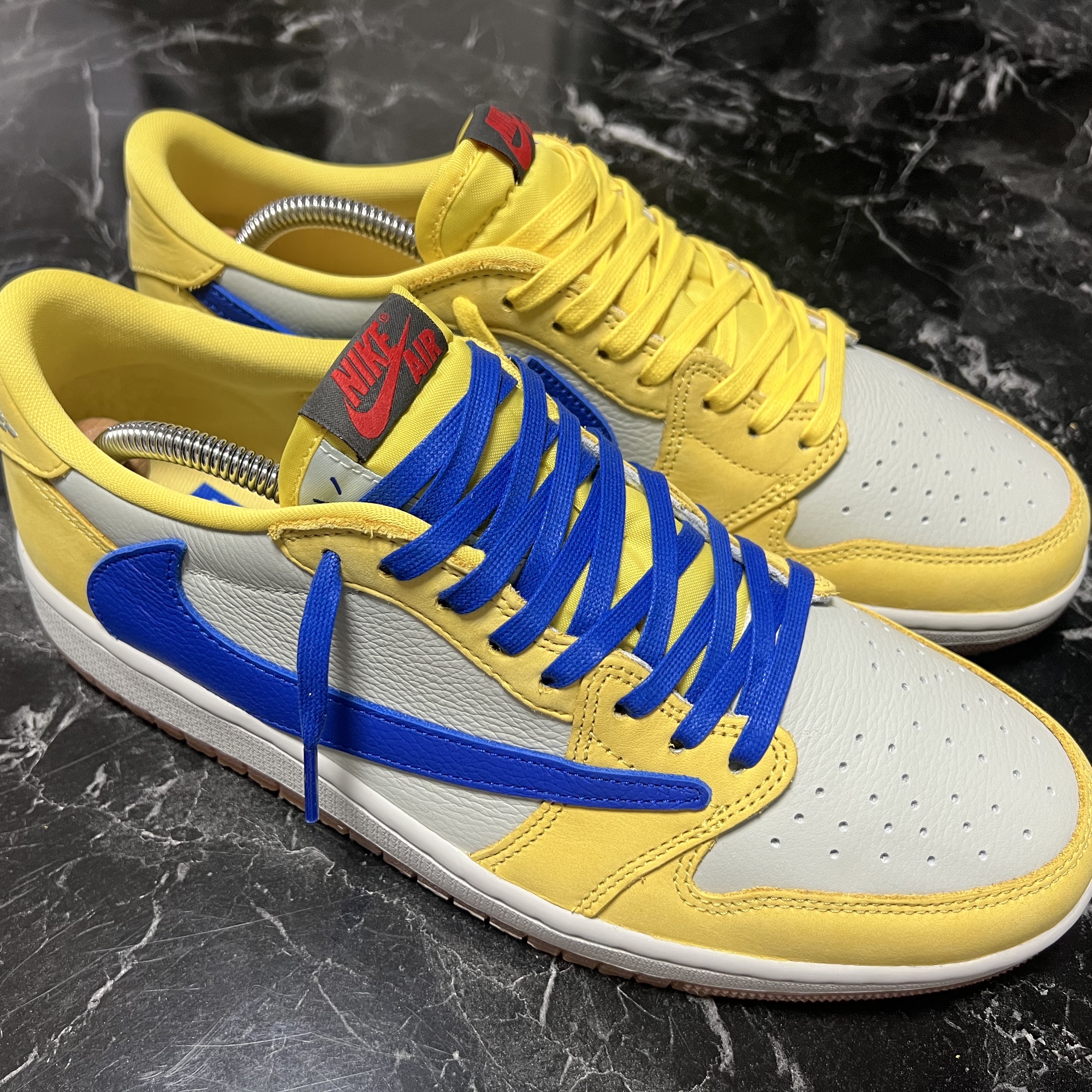 (W) Jordan 1 x Travis Scott Retro Low OG SP Canary 착용 스타일 - 1
