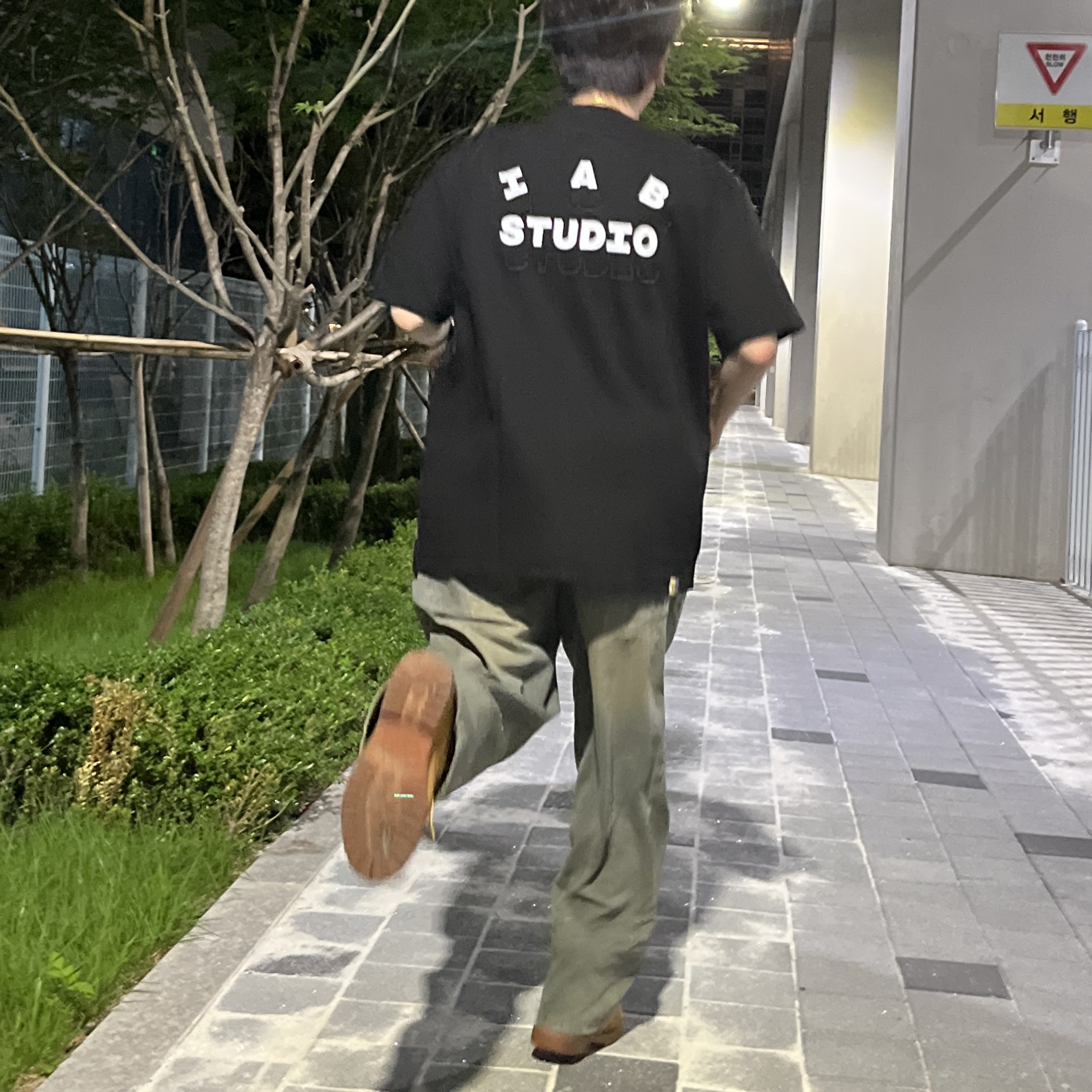 IAB Studio 10th Anniversary T-Shirt Black 착용 스타일