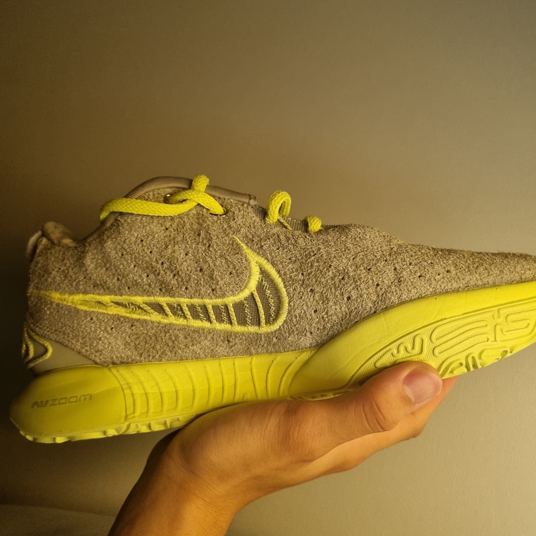 Nike Lebron 21 EP Oil Green Volt 착용 스타일 - 2
