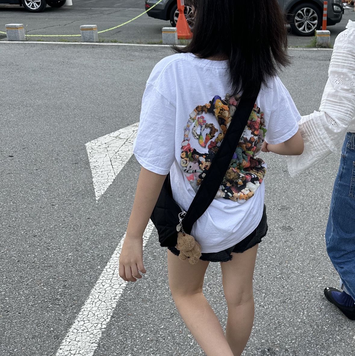 COS Diamond Quilted Mini Crossbody Bag Black, Stussy Plush T-Shirt White 착용 스타일