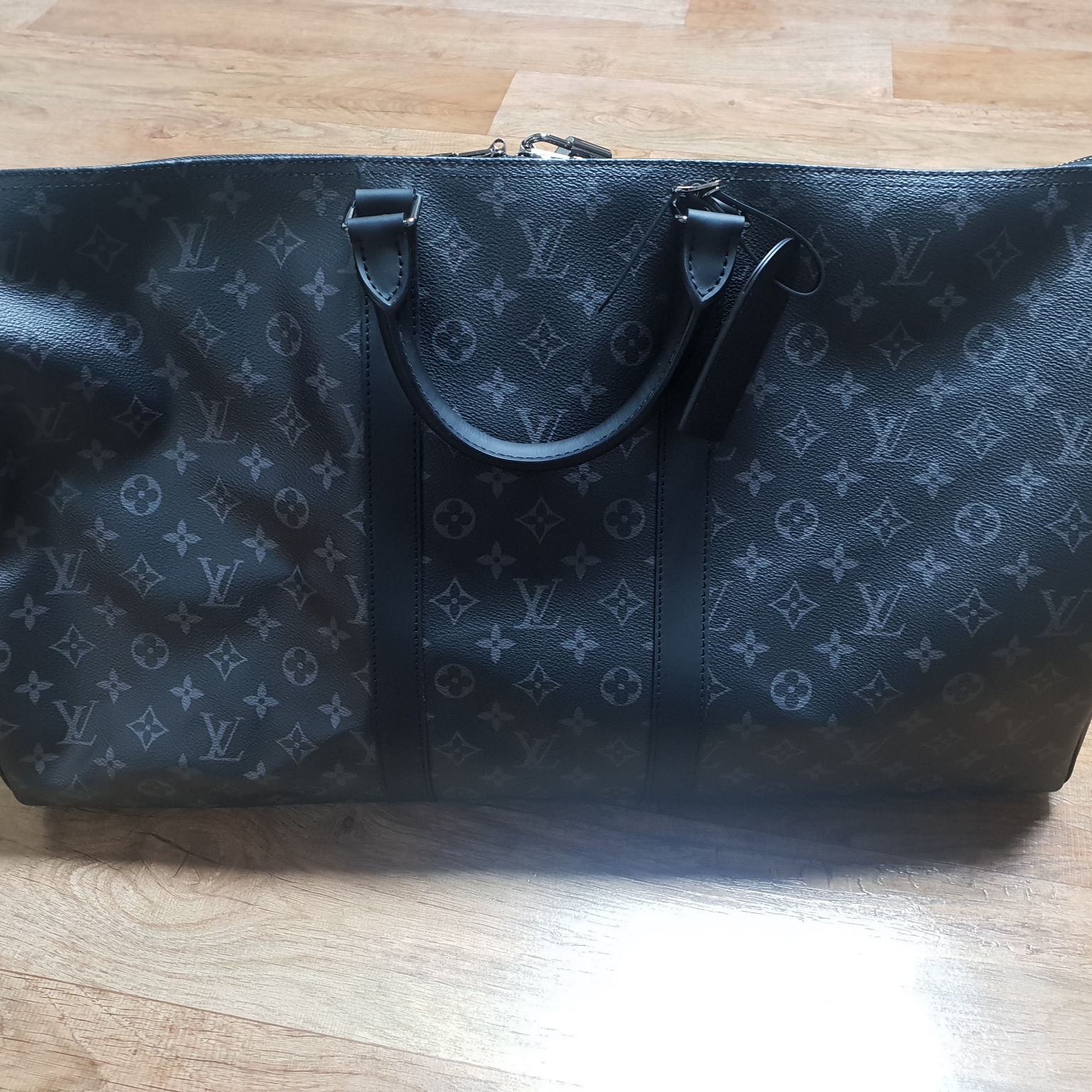 Louis Vuitton Keepall Bandouliere 55 Monogram Eclipse Grey 착용 스타일