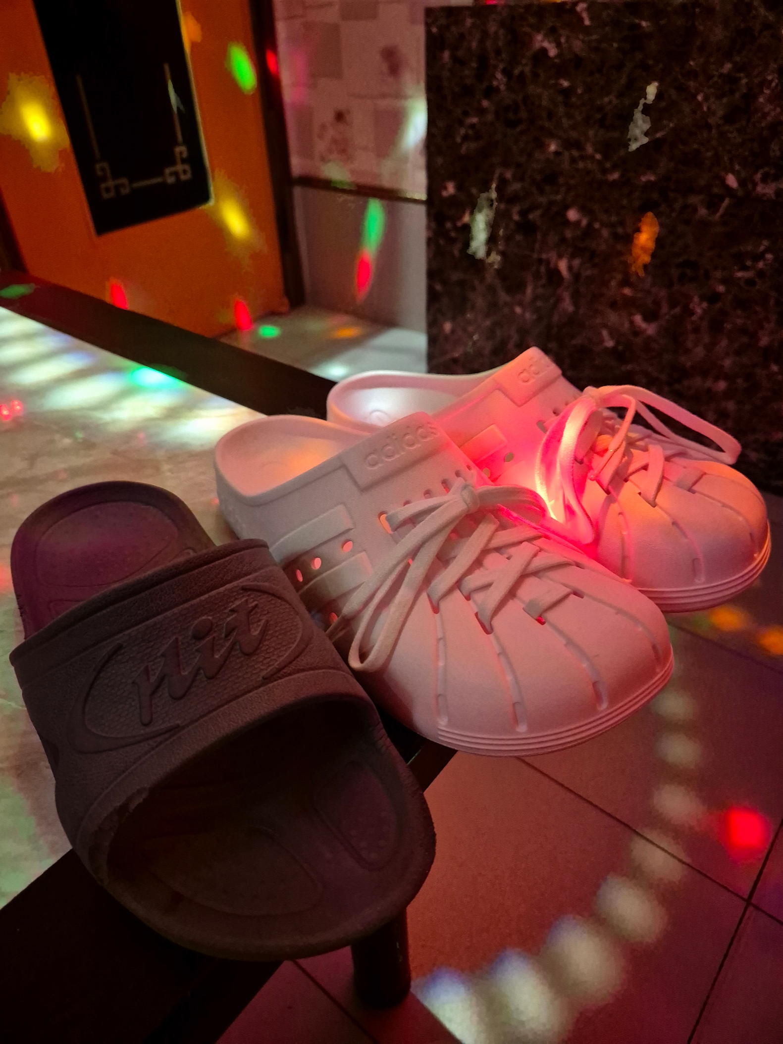 Adidas Adilette Clogs Almost Pink 착용 스타일