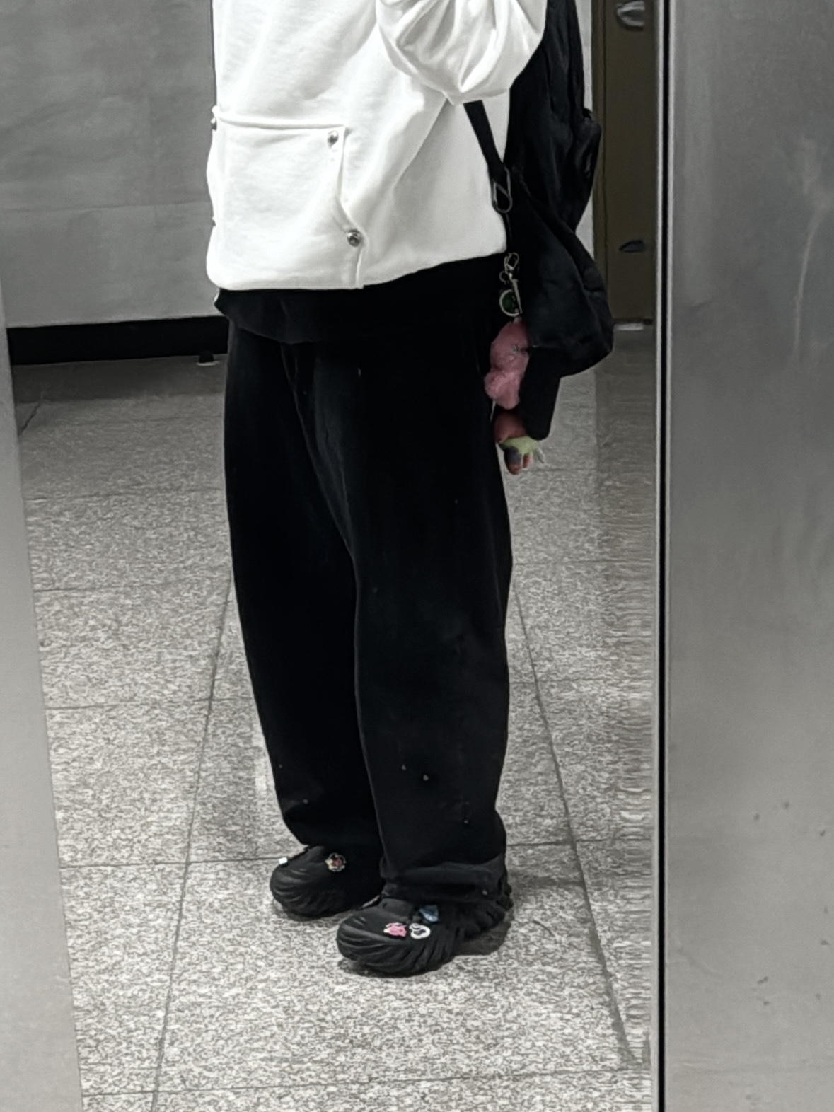 Crocs Echo Clog Black, Thug Club Armor Hoodie White 착용 스타일 - 1