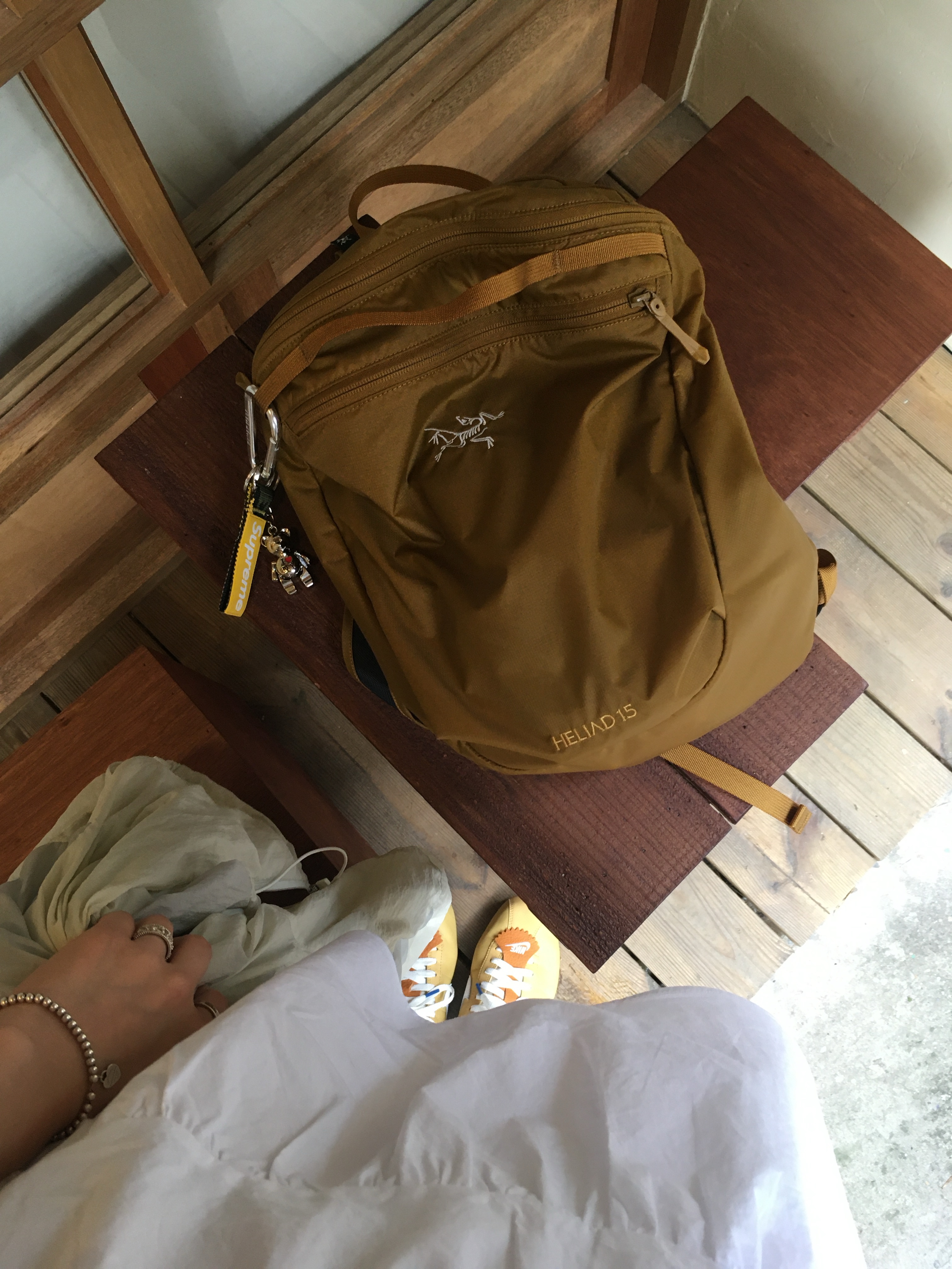 Arc'teryx Heliad 15 Backpack Yukon, Nike Cortez 23 SE Wheat Gold 착용 스타일