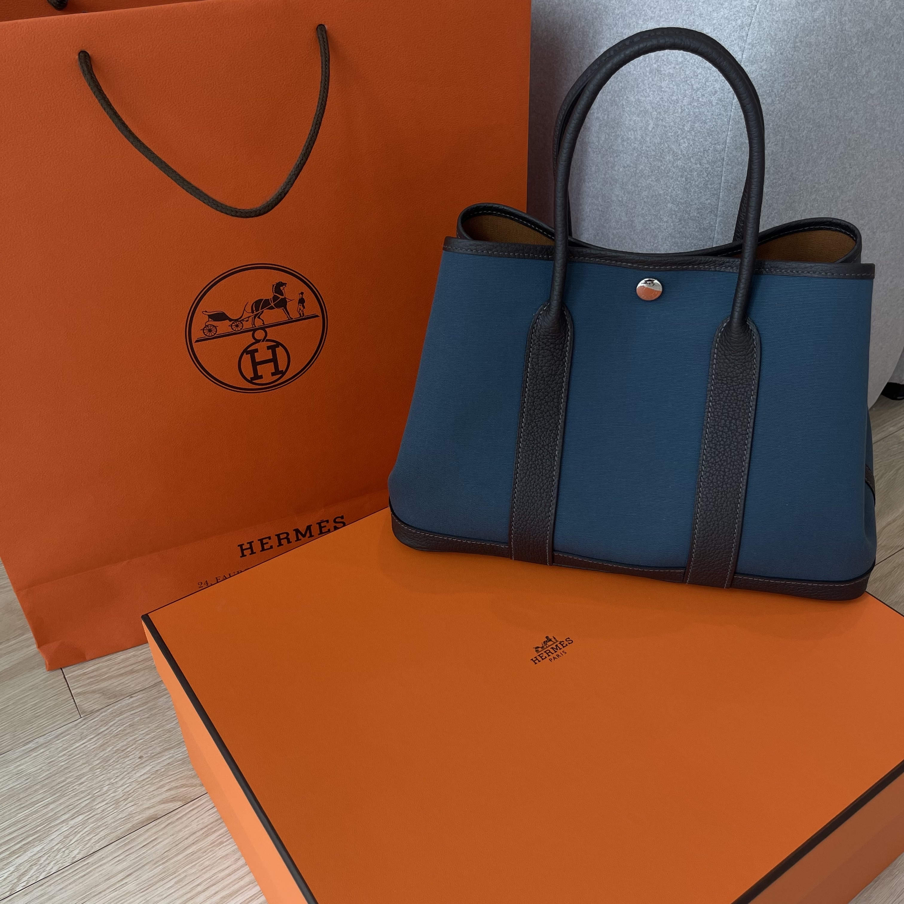Hermes Garden Party 30 Verso Bag Officier Negonda & Palladium Bleu Tempete Sesame Ebene 착용 스타일