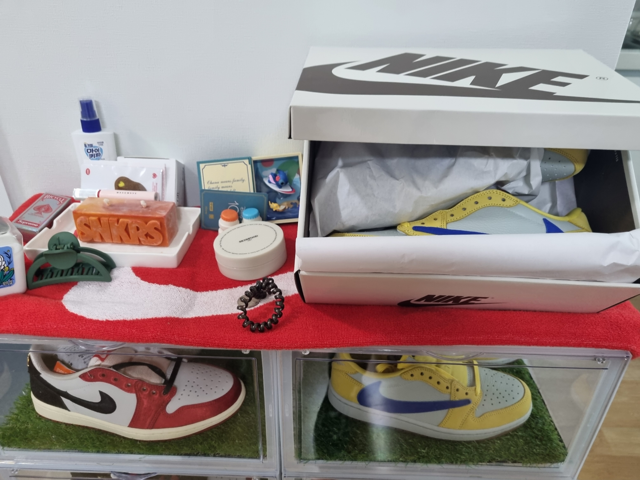 (W) Jordan 1 x Travis Scott Retro Low OG SP Canary, Jordan 1 x Trophy Room Retro Low OG SP Sail Varsity Red 착용 스타일