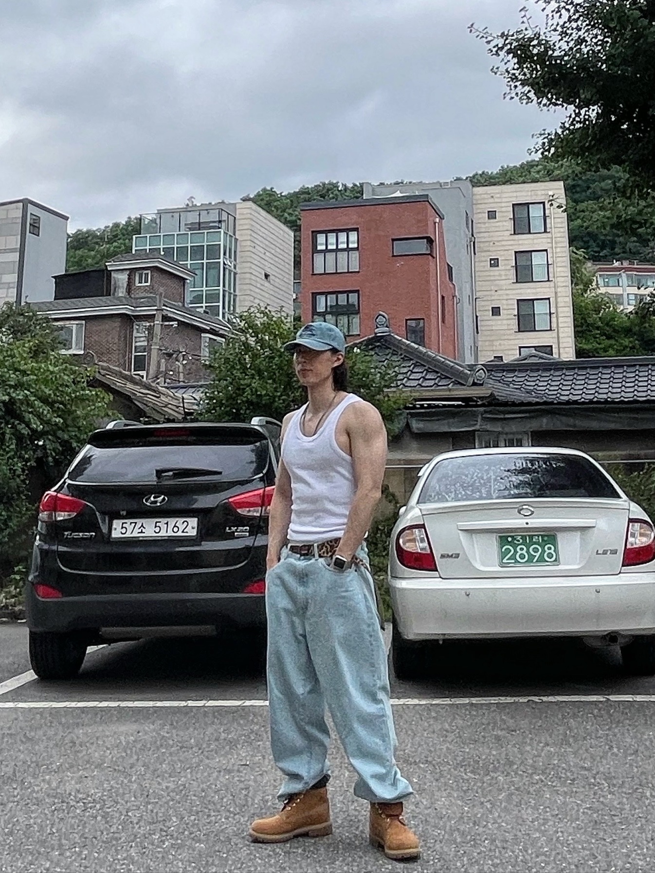 Supreme x Burberry Denim 6-Panel Washed Blue - 22SS, Supreme Baggy Jean Washed Indigo - 24SS 착용 스타일 - 1