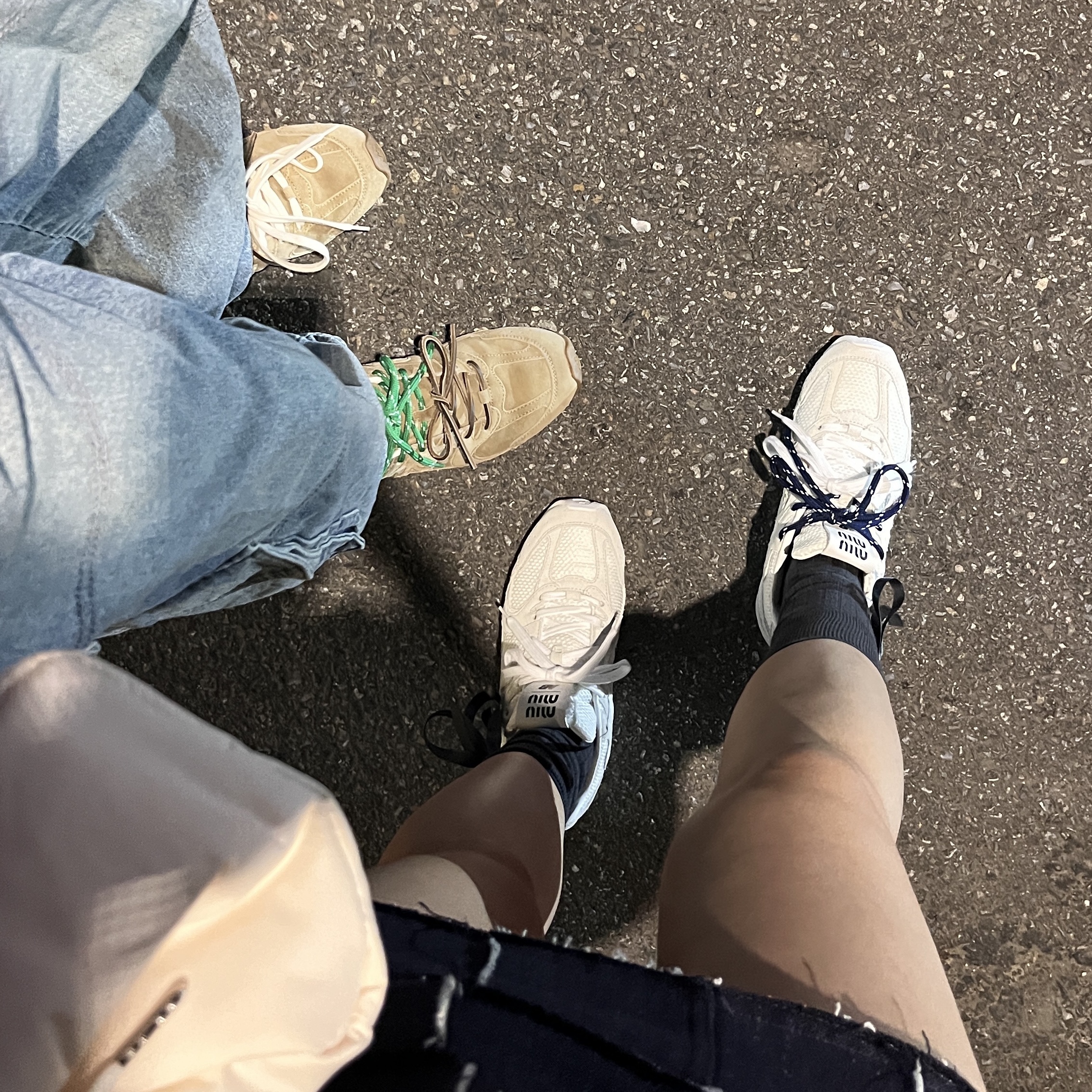 (W) New Balance x Miu Miu 530 Suede Mesh Sneakers White, (W) New Balance x Miu Miu 530 Suede Mesh Sneakers Ecru 착용 스타일 - 1