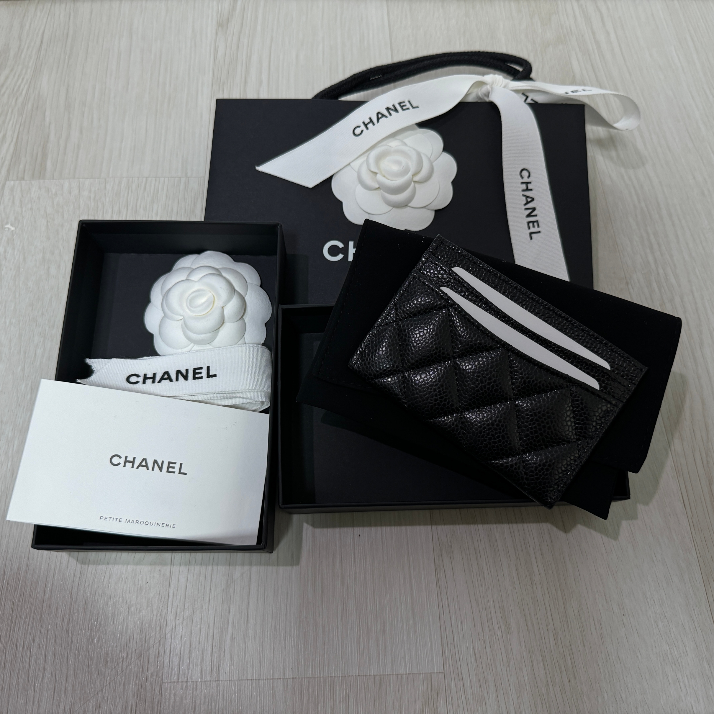 Chanel Classic Card Holder Grained Calfskin & Silver Black 착용 스타일