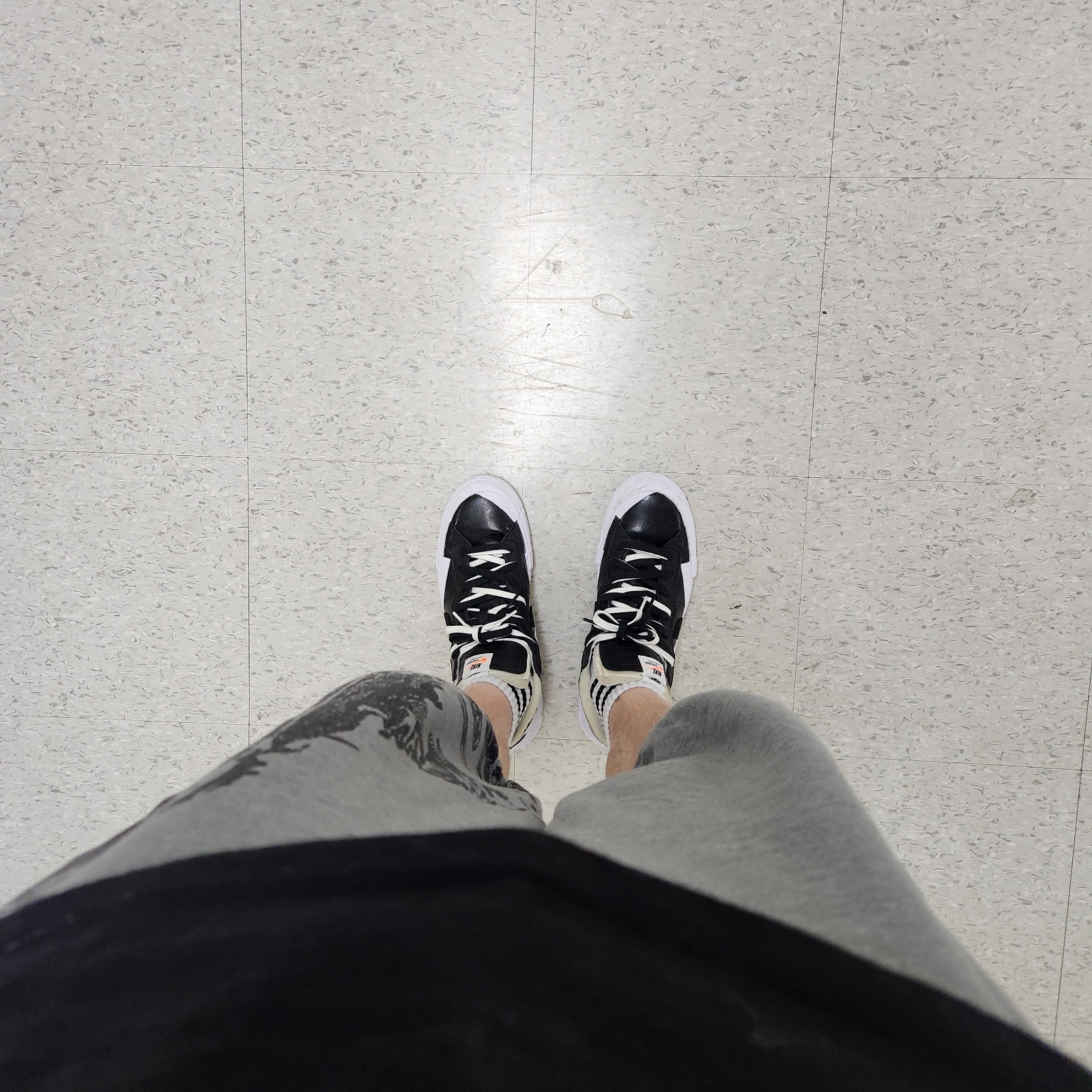 Nike x Sacai Blazer Low Black Patent Leather 착용 스타일 - 2