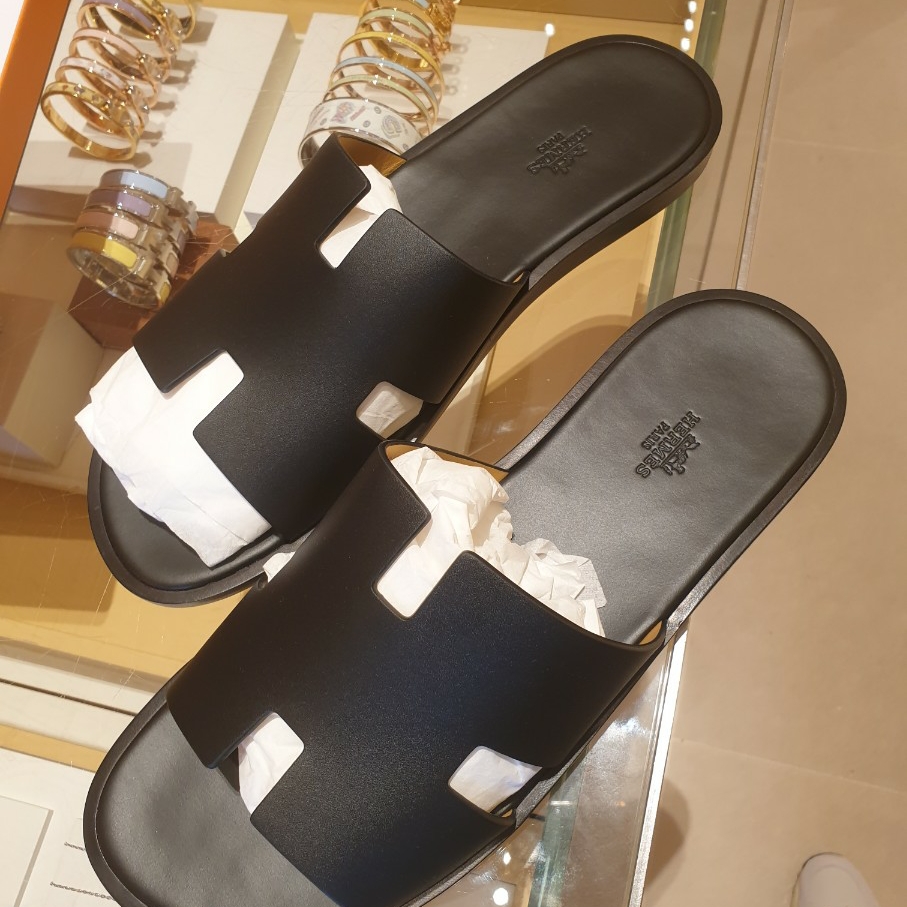 Hermes Izmir Sandal Calfskin & Noir 착용 스타일 - 1