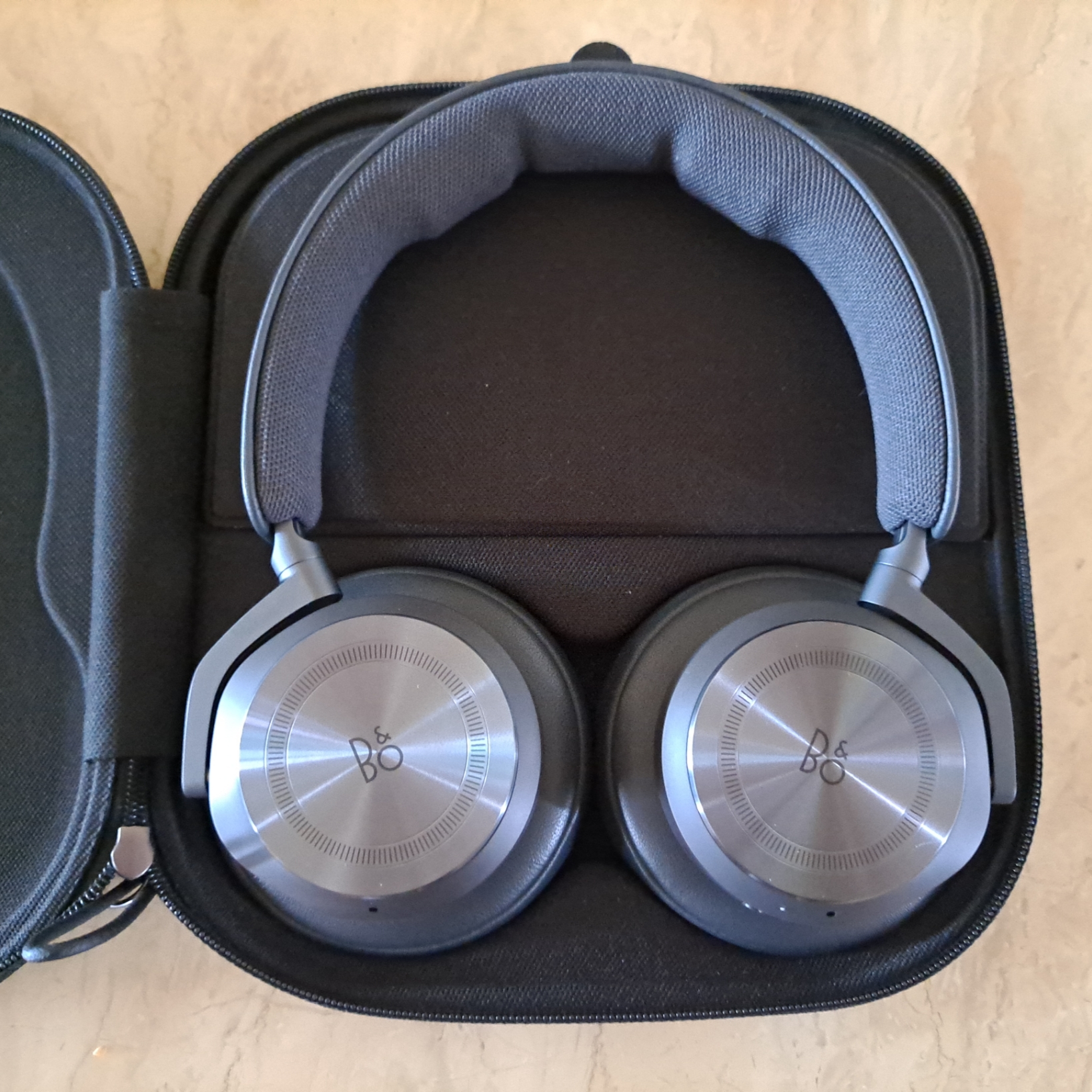 Bang & Olufsen Beoplay HX Black Anthracite 착용 스타일