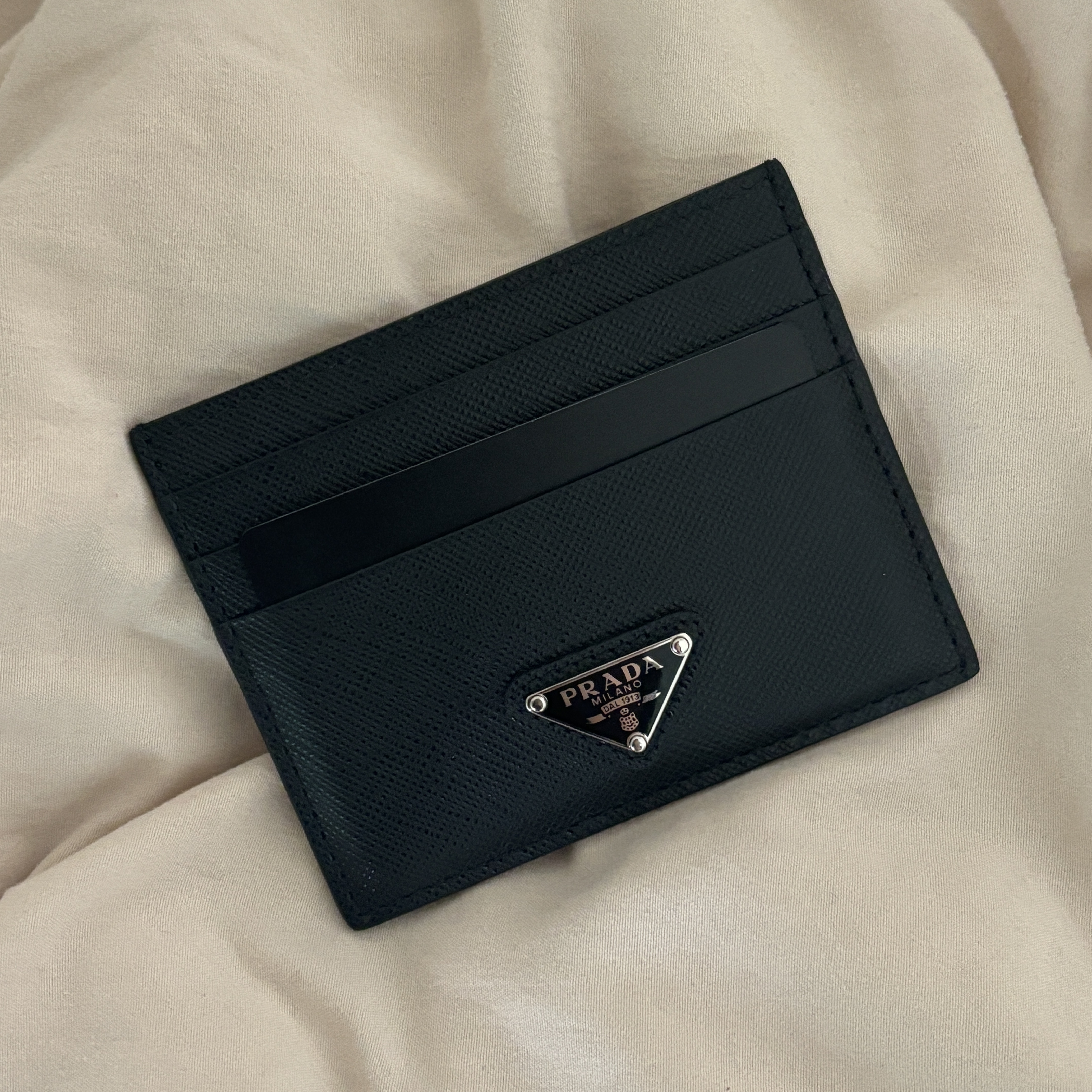 Prada Saffiano Leather Triangle Logo Card Holder Black Silver 착용 스타일