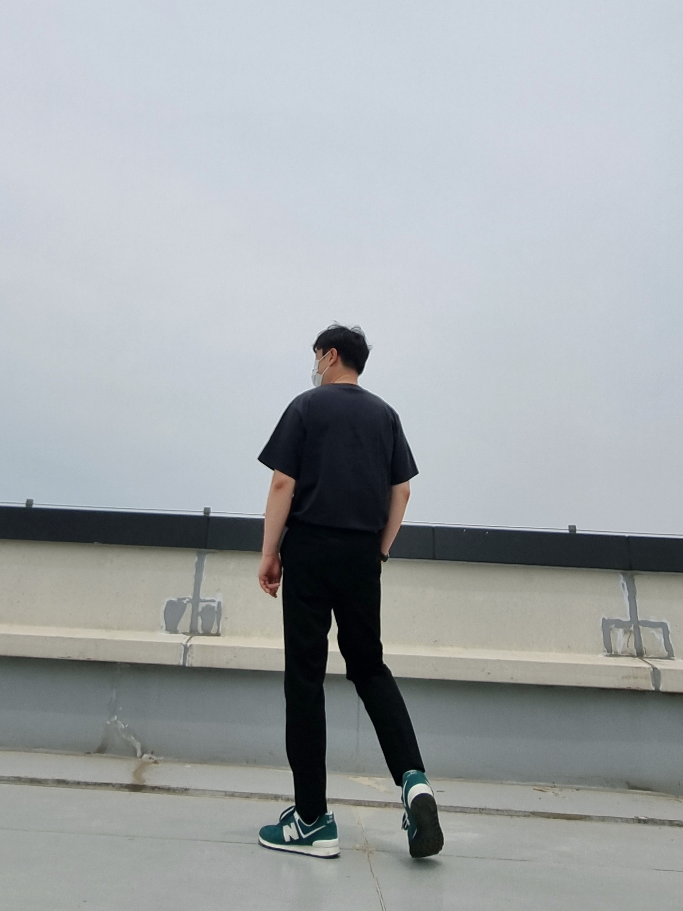 New Balance 574 Classics Reimagined Green, Maison Kitsune Double Fox Head Patch Classic T-Shirt Anthracite 착용 스타일 - 2