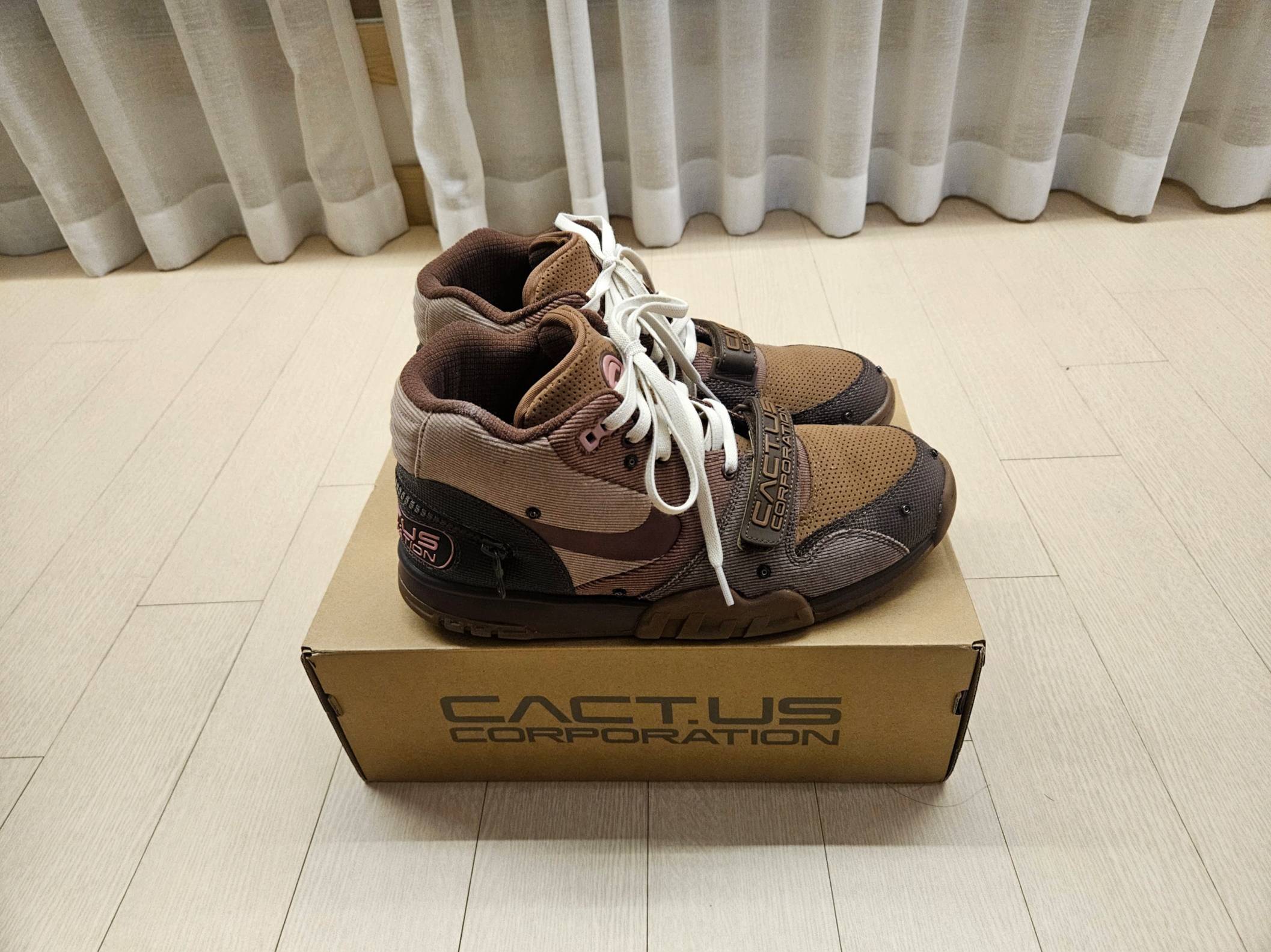 Nike x Travis Scott Air Trainer 1 Archaeo Brown and Rust Pink 착용 스타일 - 5