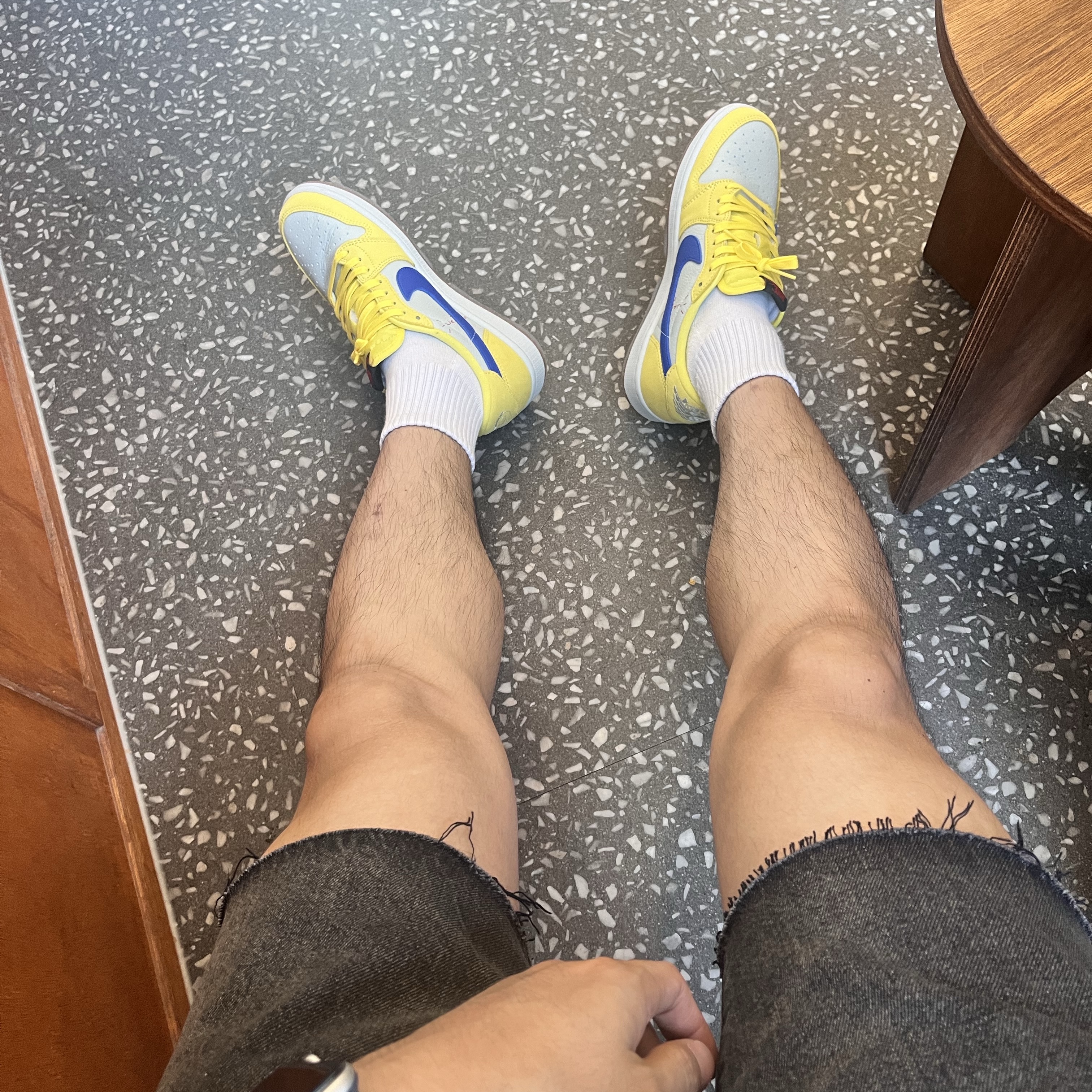 (W) Jordan 1 x Travis Scott Retro Low OG SP Canary 착용 스타일 - 2