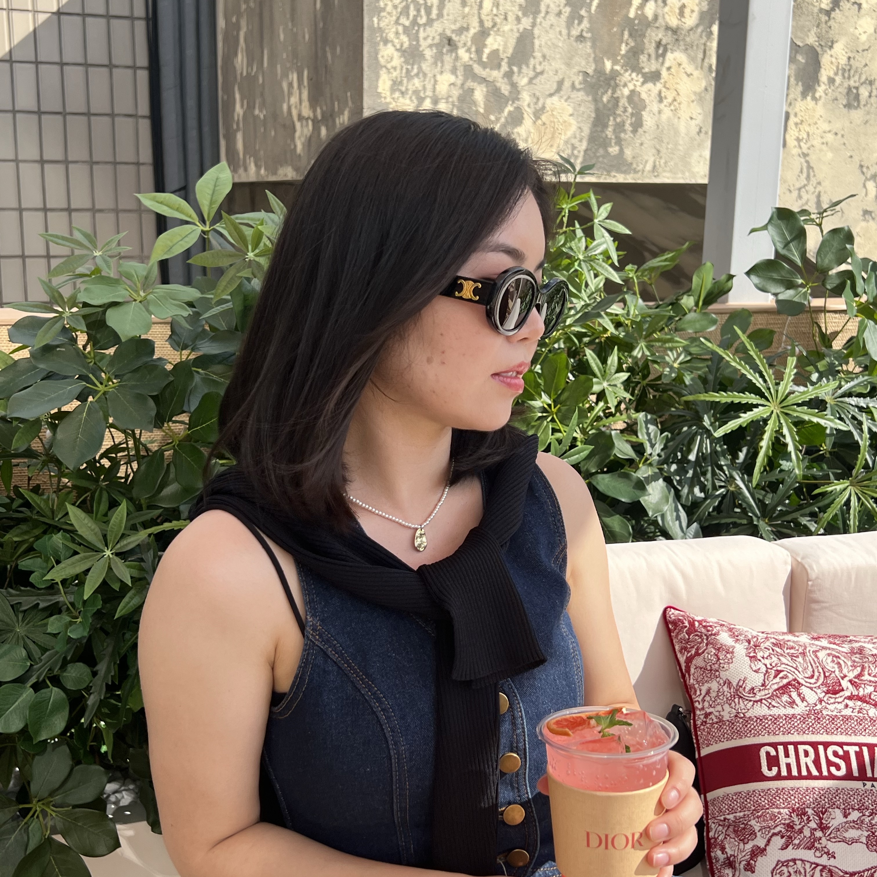 (W) Celine Triomphe 01 Sunglasses in Acetate Black 착용 스타일 - 3