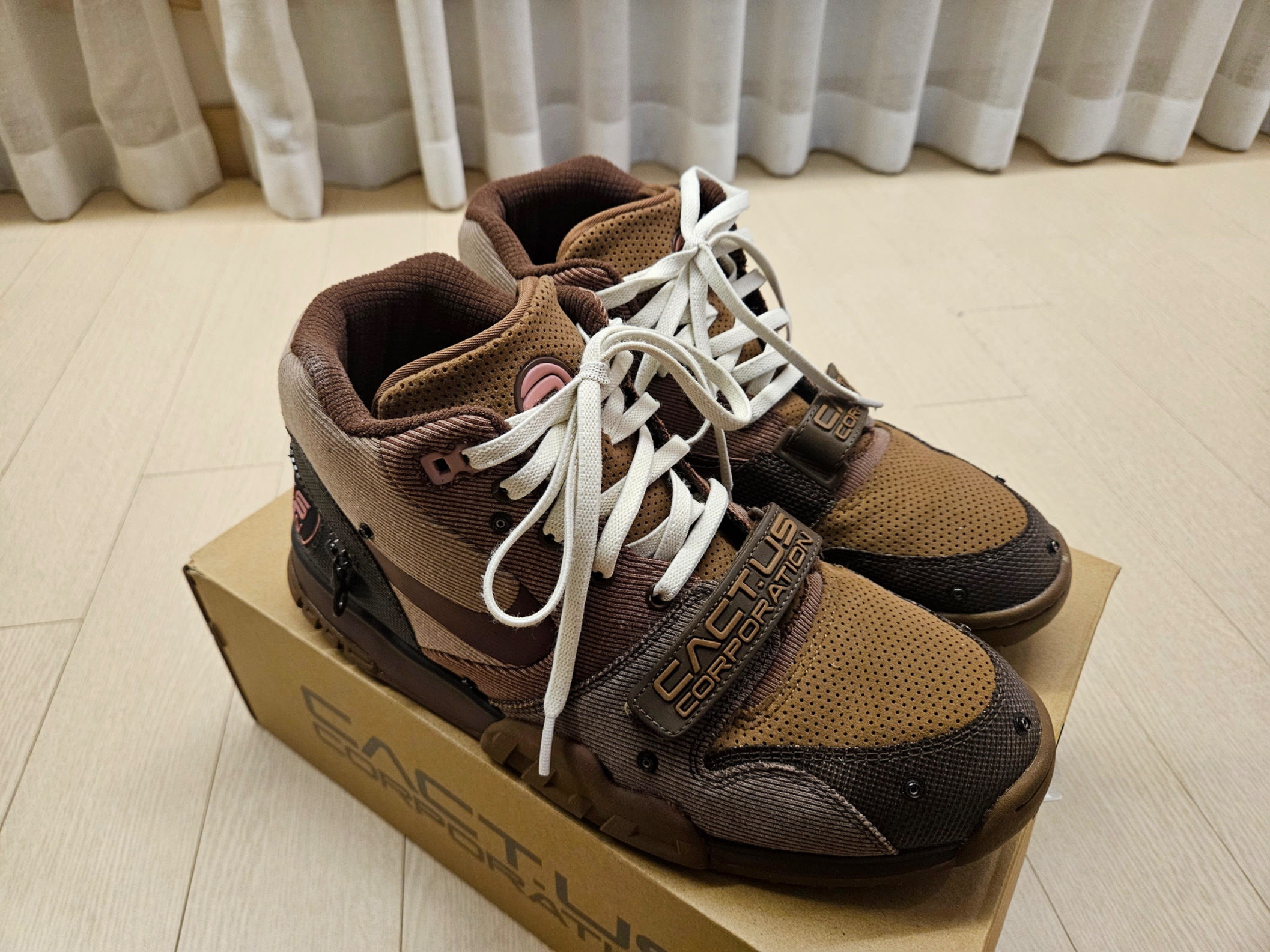Nike x Travis Scott Air Trainer 1 Archaeo Brown and Rust Pink 착용 스타일 - 3