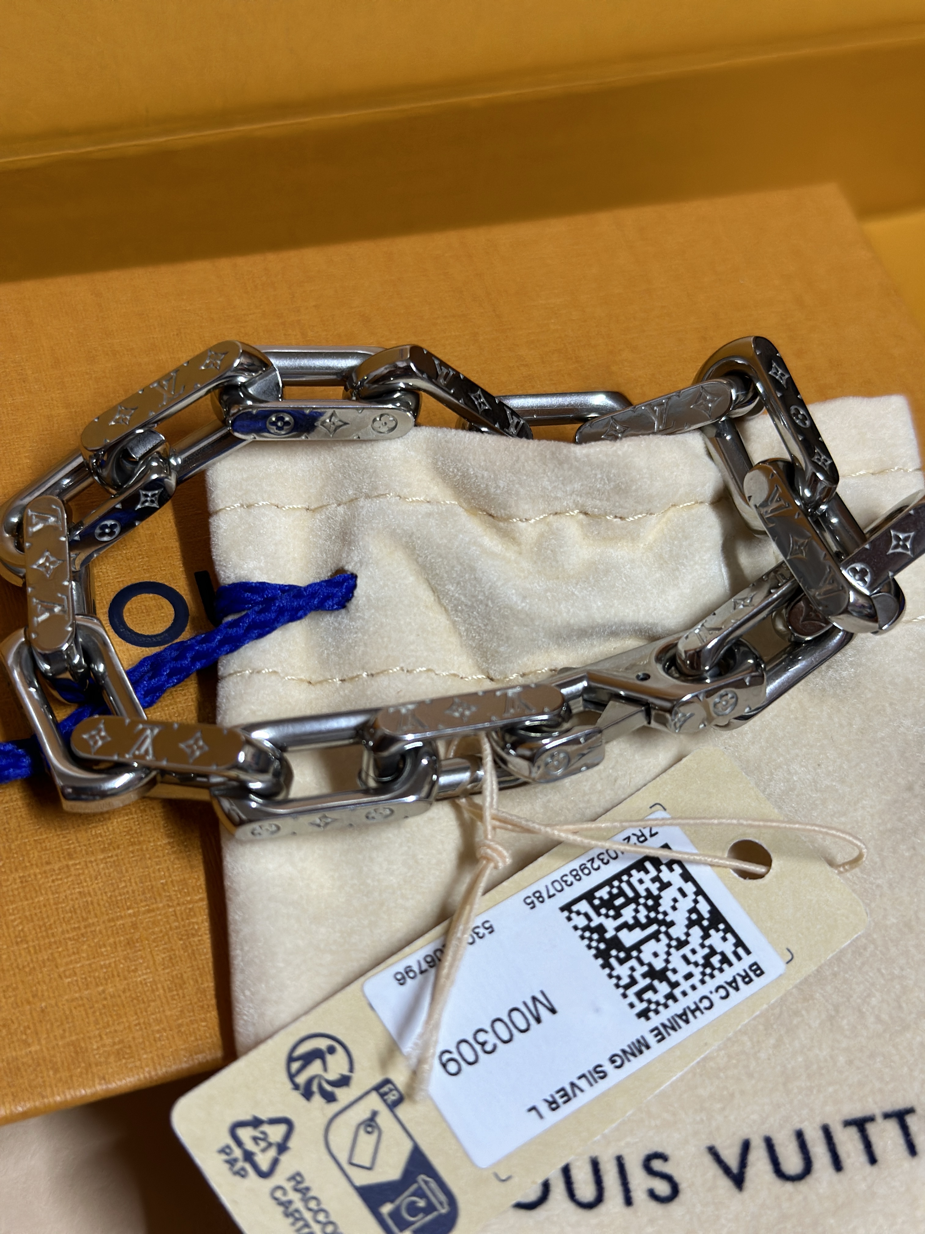 Louis Vuitton Monogram Chain Bracelet Silver 착용 스타일 - 1