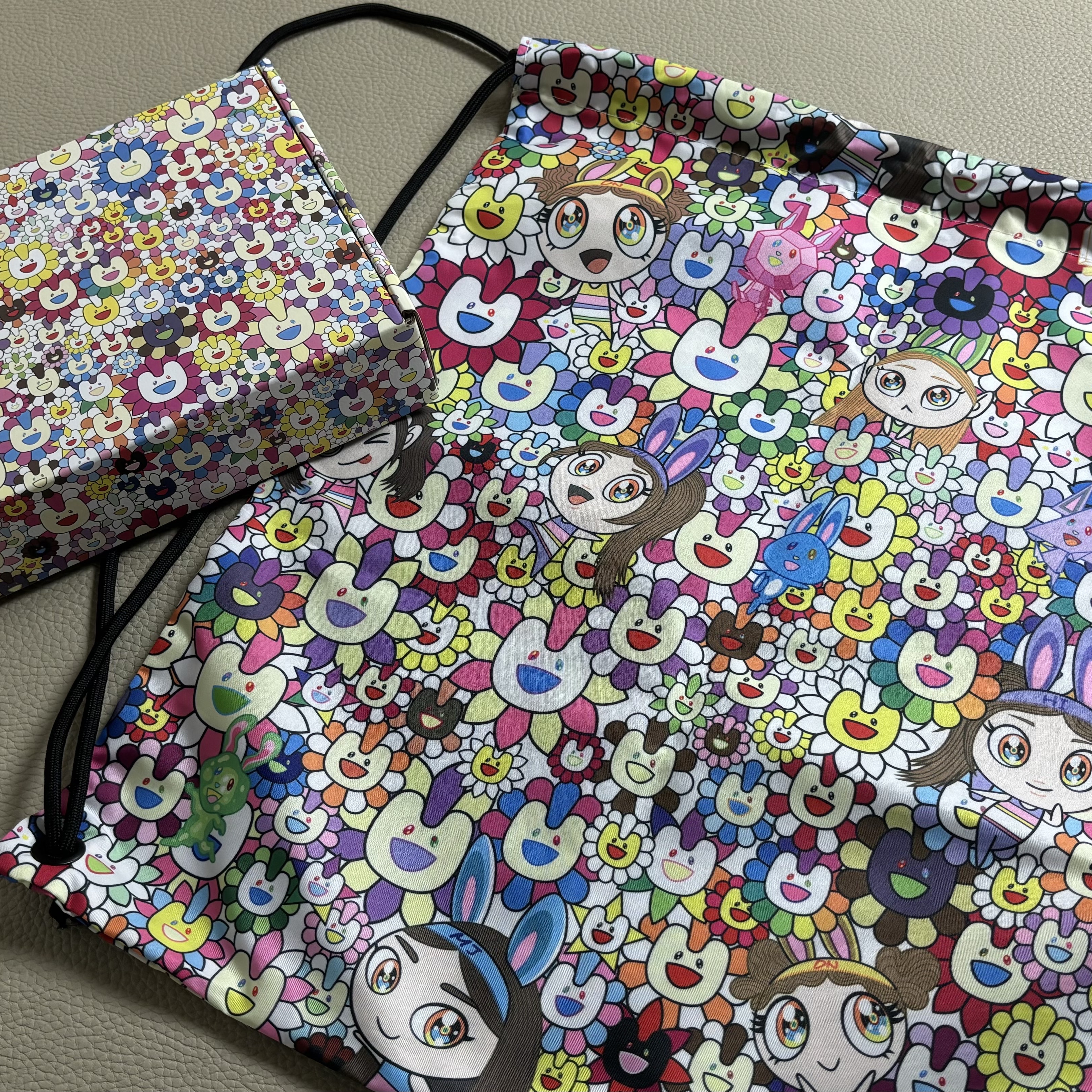 NewJeans Supernatural NJ x Murakami Drawstring Bag Ver. 착용 스타일