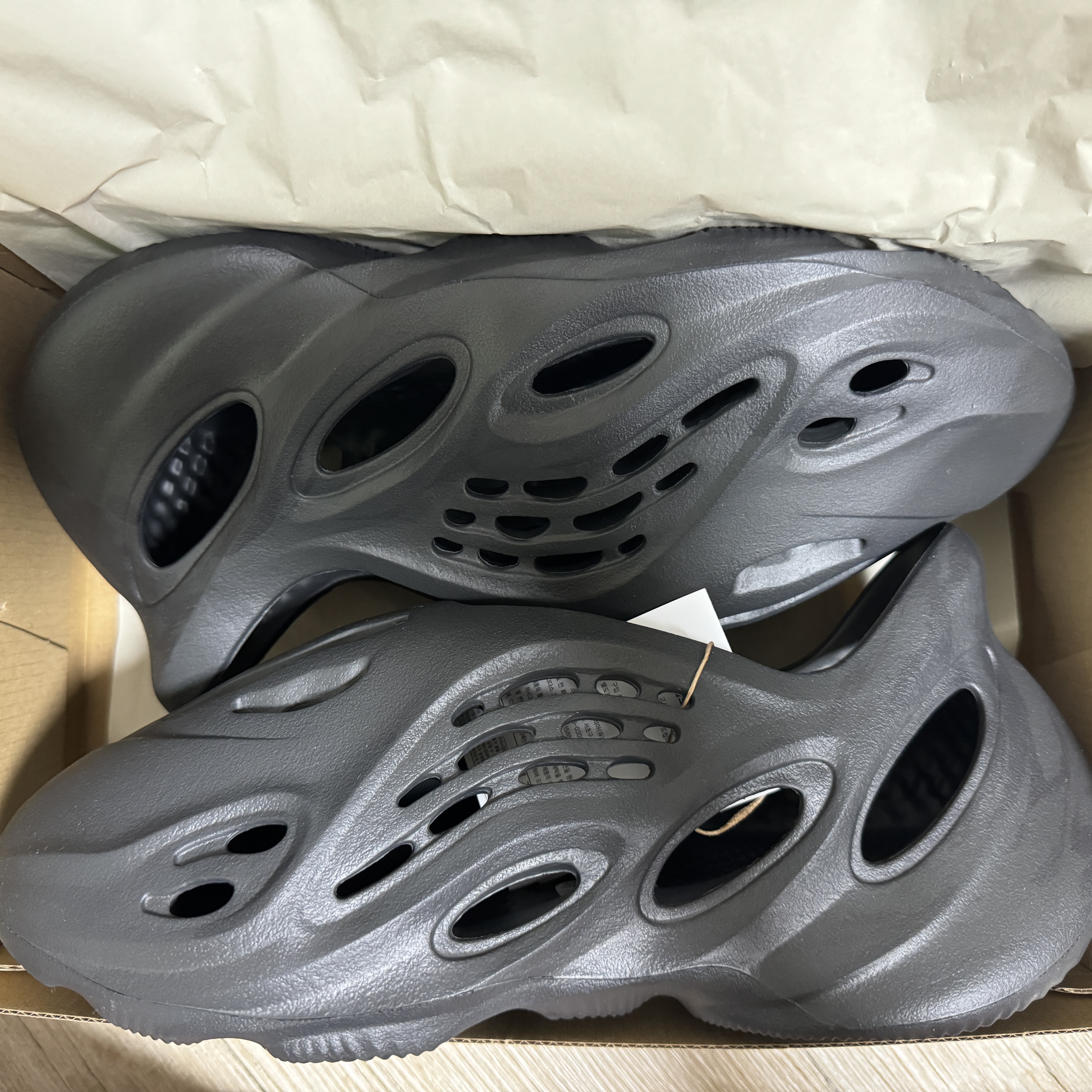 Adidas Yeezy Foam RNNR Onyx 착용 스타일