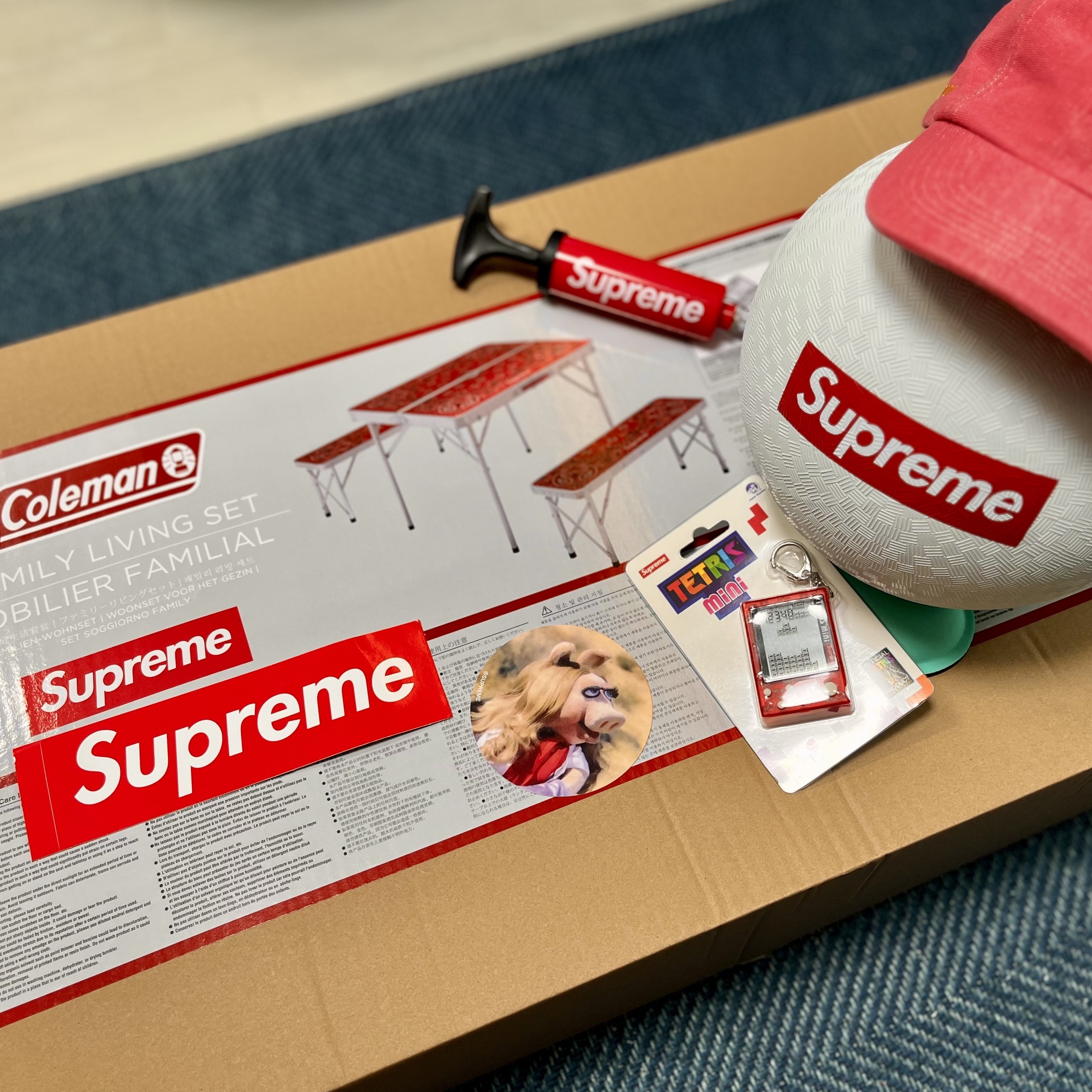Supreme x Coleman Folding Table Set Red - 24SS, Supreme x Franklin Playground Ball White - 24SS 착용 스타일