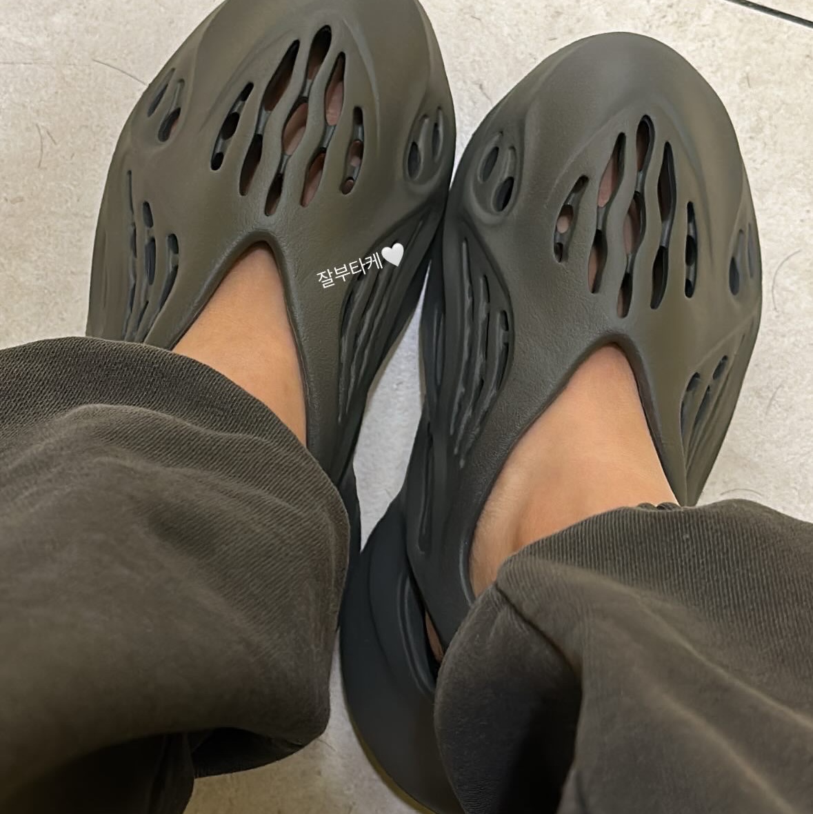 Adidas Yeezy Foam RNNR Carbon 착용 스타일