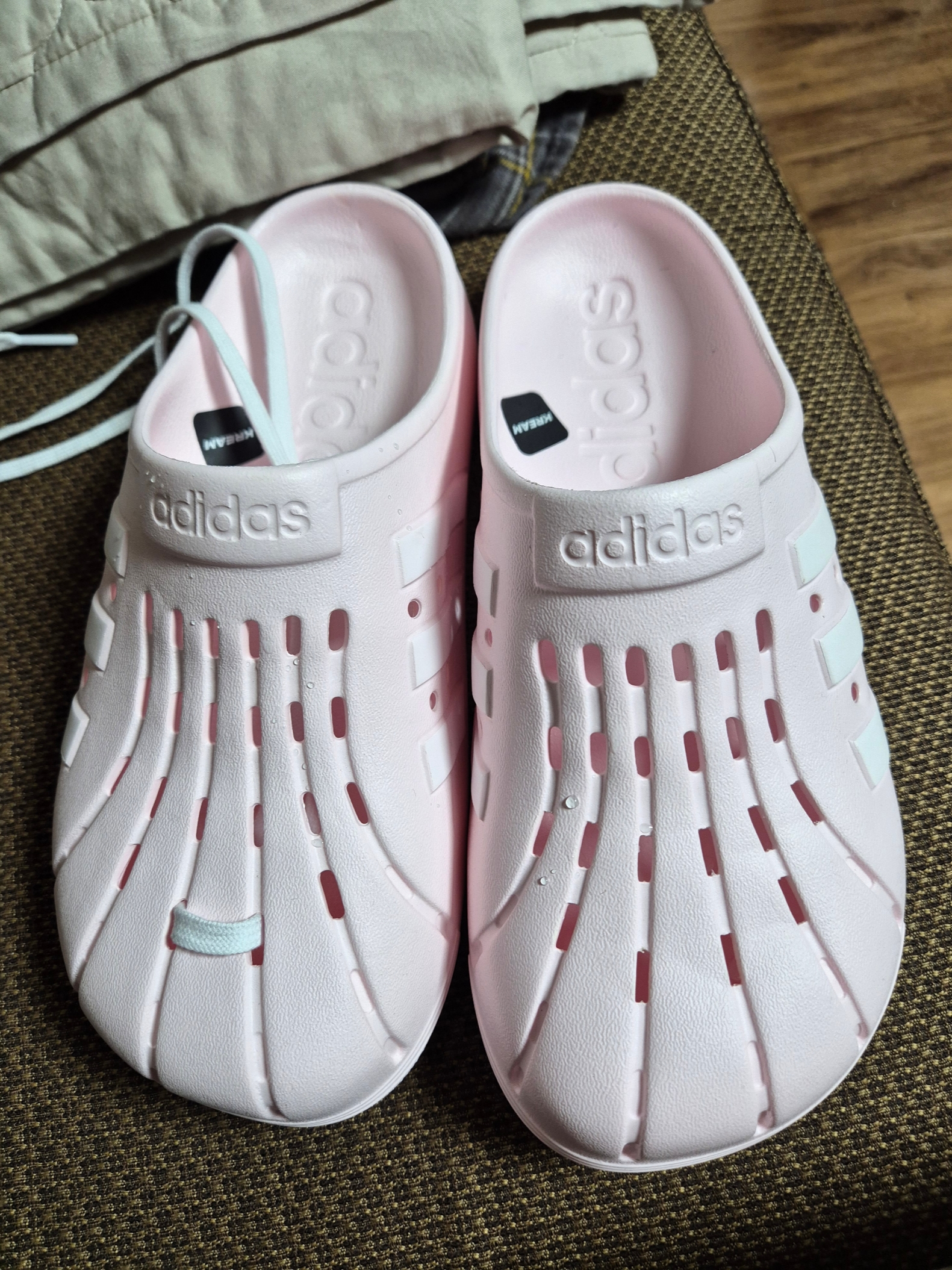 Adidas Adilette Clogs Almost Pink 착용 스타일