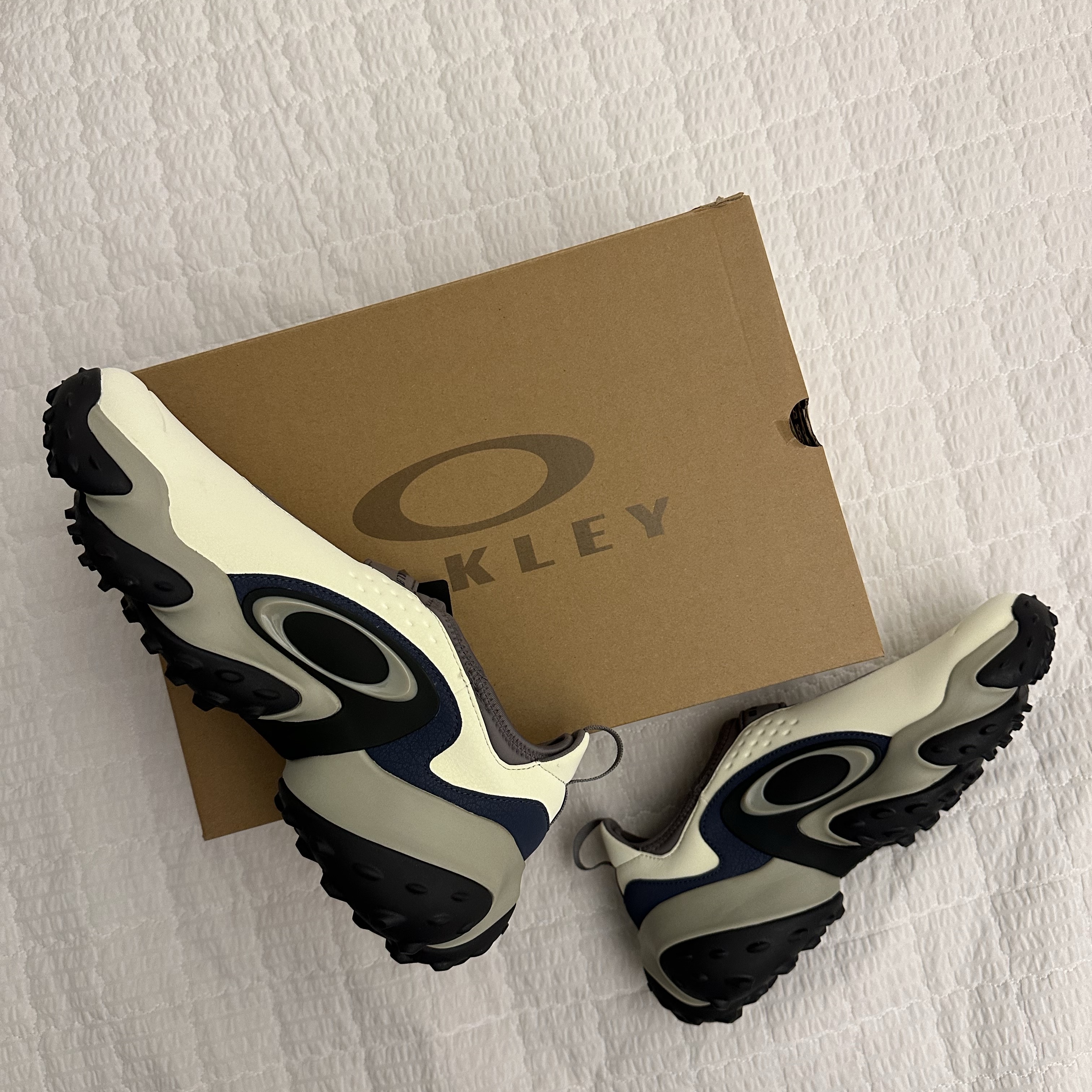 Oakley Edge Icon Cream Navy 착용 스타일 - 1