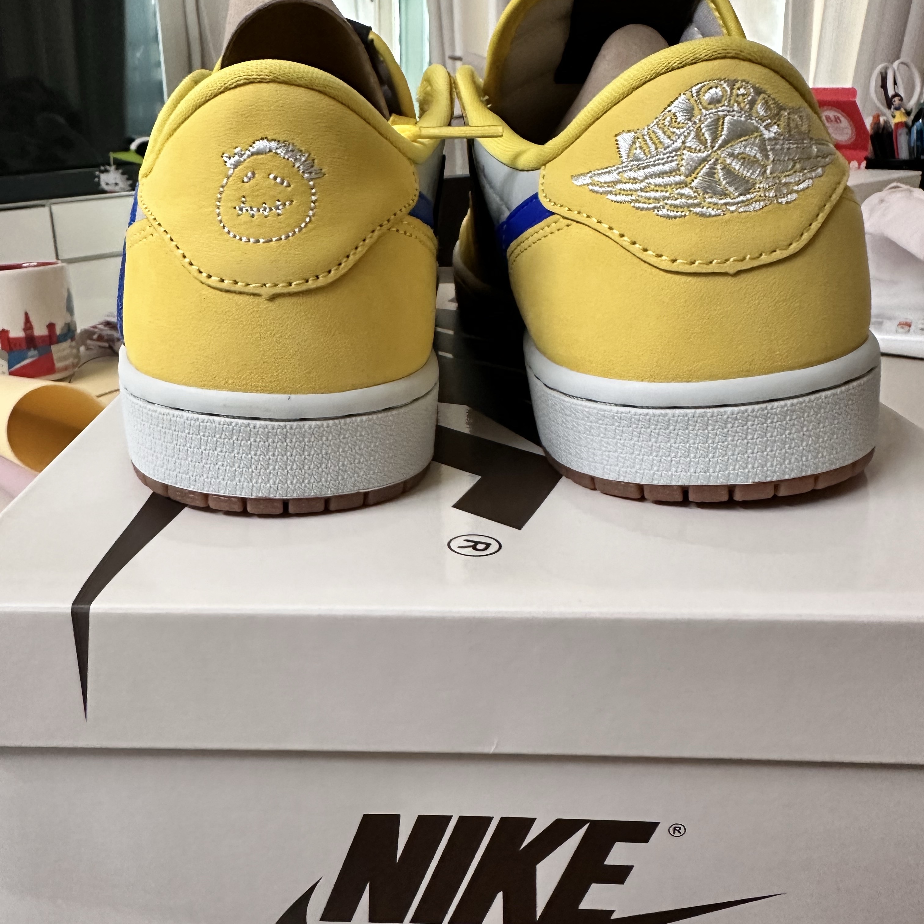 (W) Jordan 1 x Travis Scott Retro Low OG SP Canary 착용 스타일 - 2