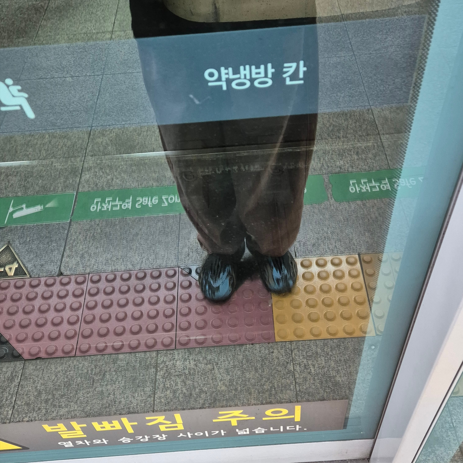Adidas Yeezy Foam RNNR MX Cinder 착용 스타일