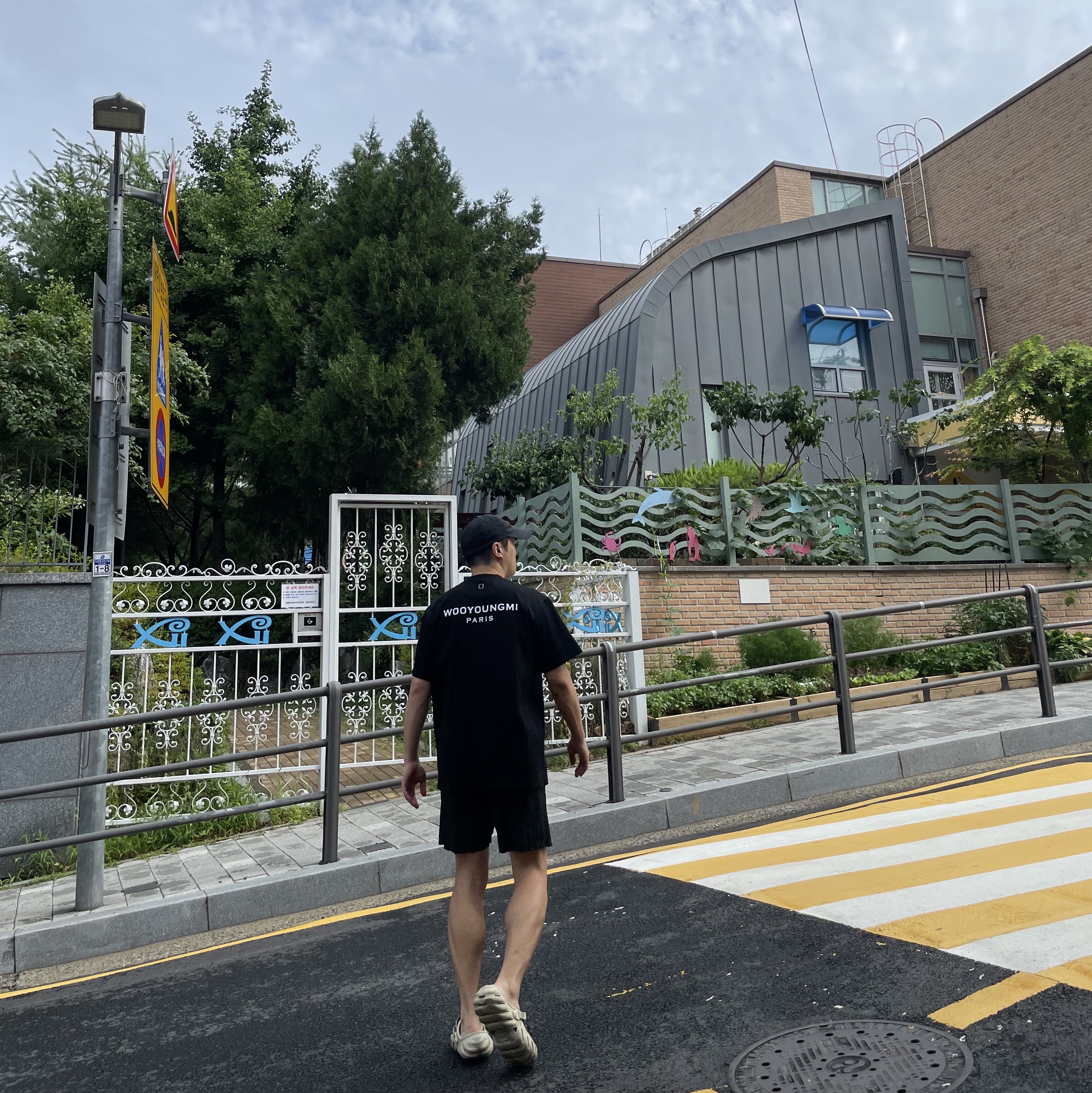 Wooyoungmi Cotton Back Logo T-Shirt Black - 24SS, Crocs Echo Clog Bone Black 착용 스타일