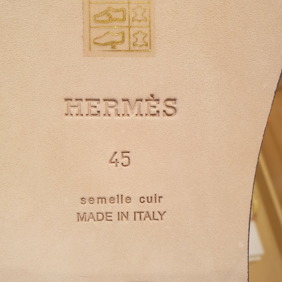 Hermes Izmir Sandal Calfskin & Noir 착용 스타일 - 3