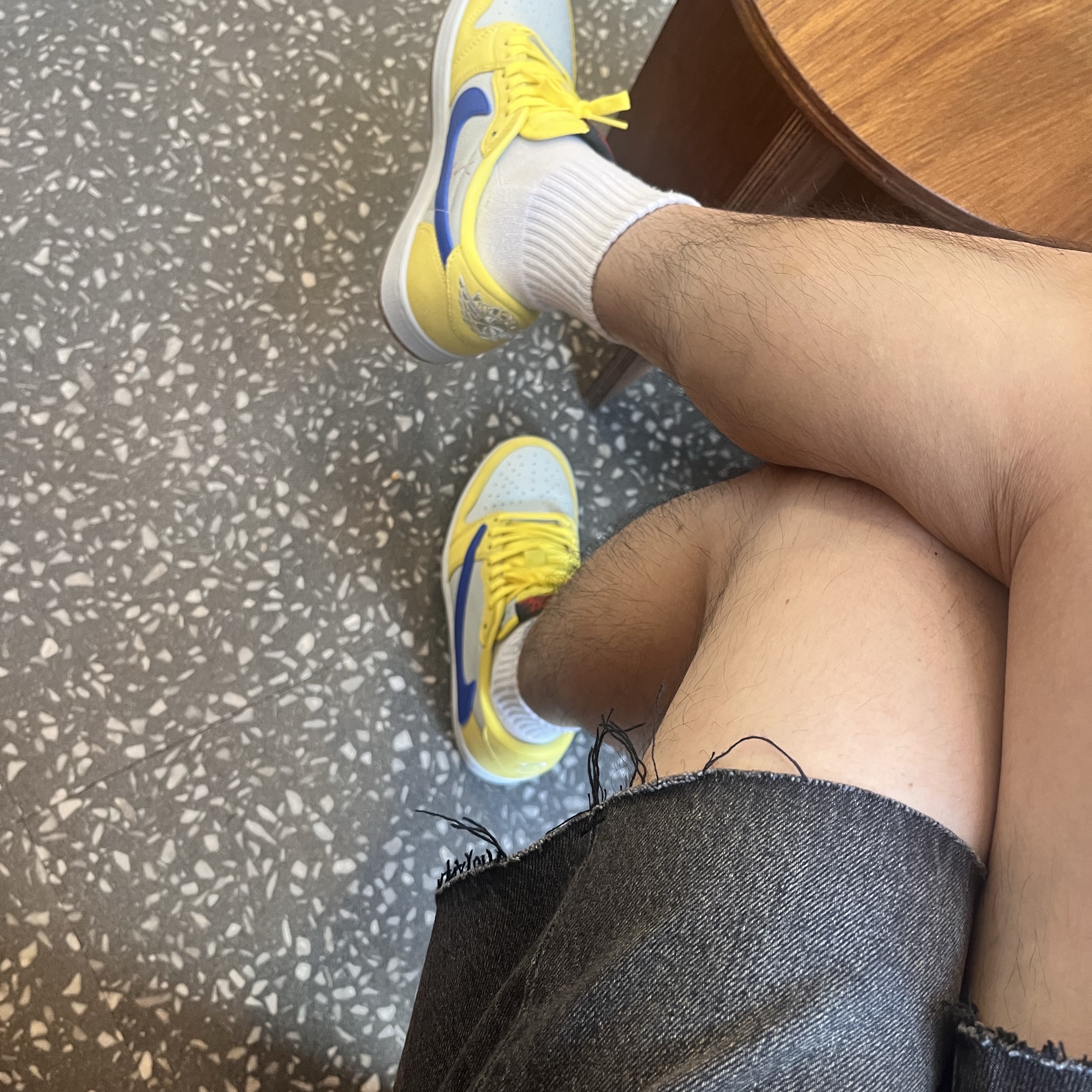 (W) Jordan 1 x Travis Scott Retro Low OG SP Canary 착용 스타일 - 1